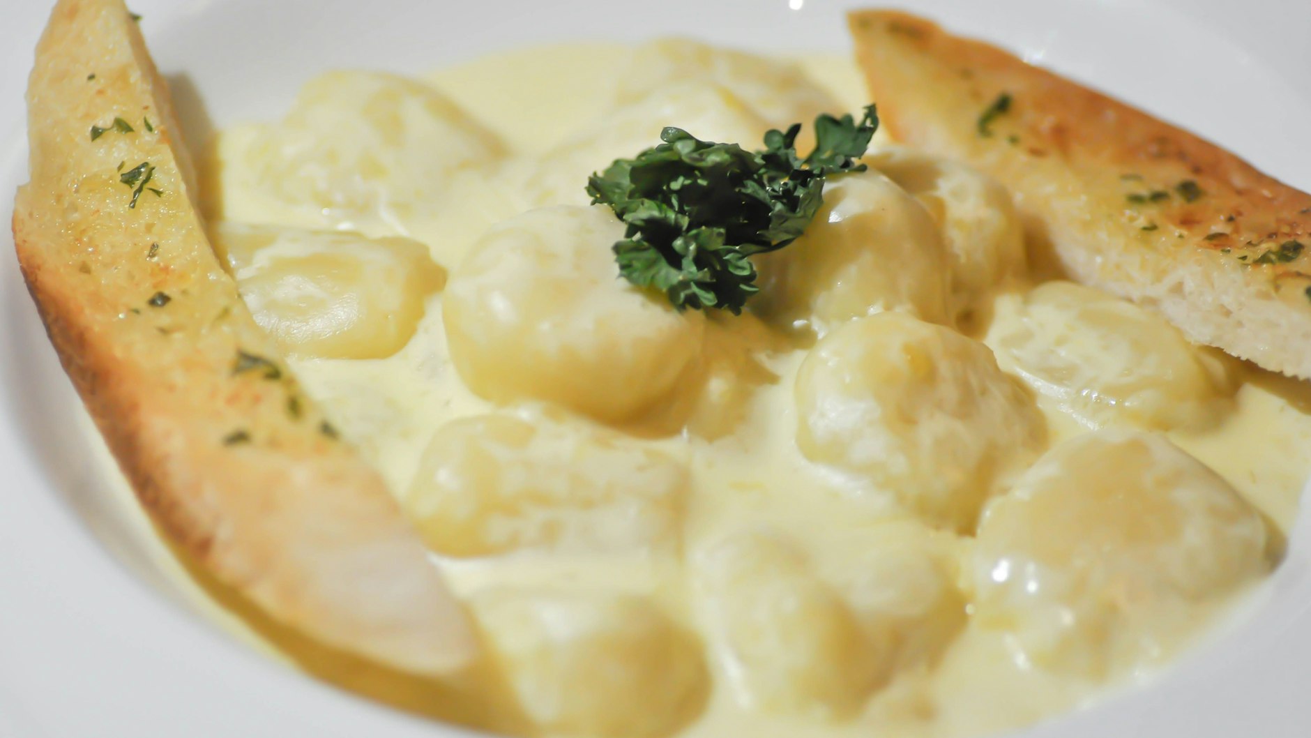 Auch eine Scheibe Knoblauchbrot passt prima zu den Gnocchi mit Carbonara. Probieren Sie das Rezept aus!