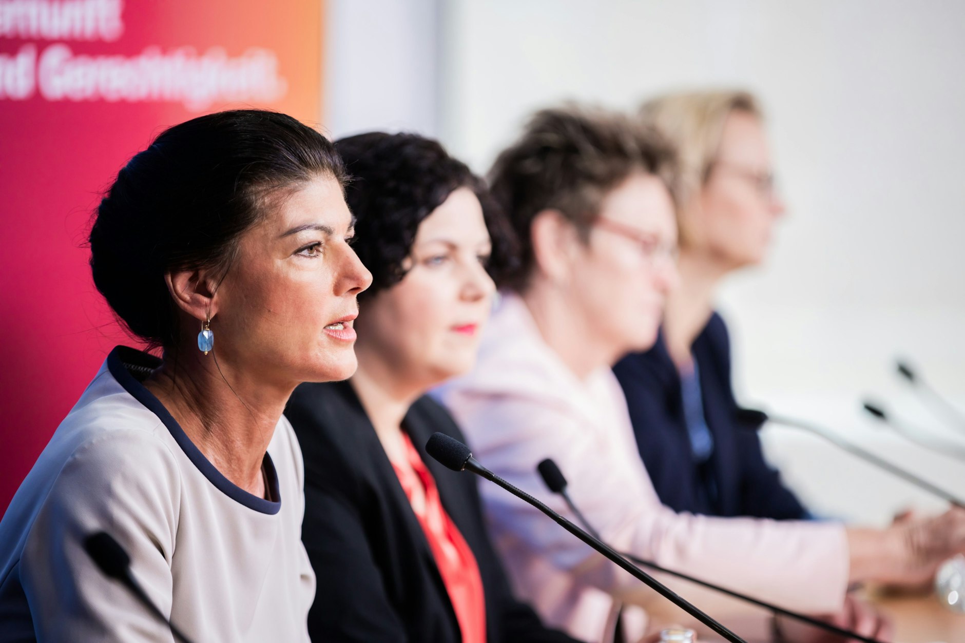 Berlin: Sahra Wagenknecht (v.l.n.r.), Amira Mohamed Ali, Sabine Zimmermann und Katja Wolf bei der BSW-Pressekonferenz nach den Ost-Wahlen