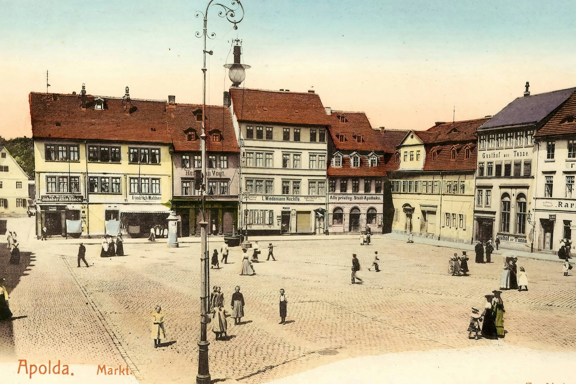 Die alte Aufnahme zeigt den Markt von Apolda im Jahr 1903. In der Stadt in Apolda eröffnete Hugo Michel sein erstes Geschäft.