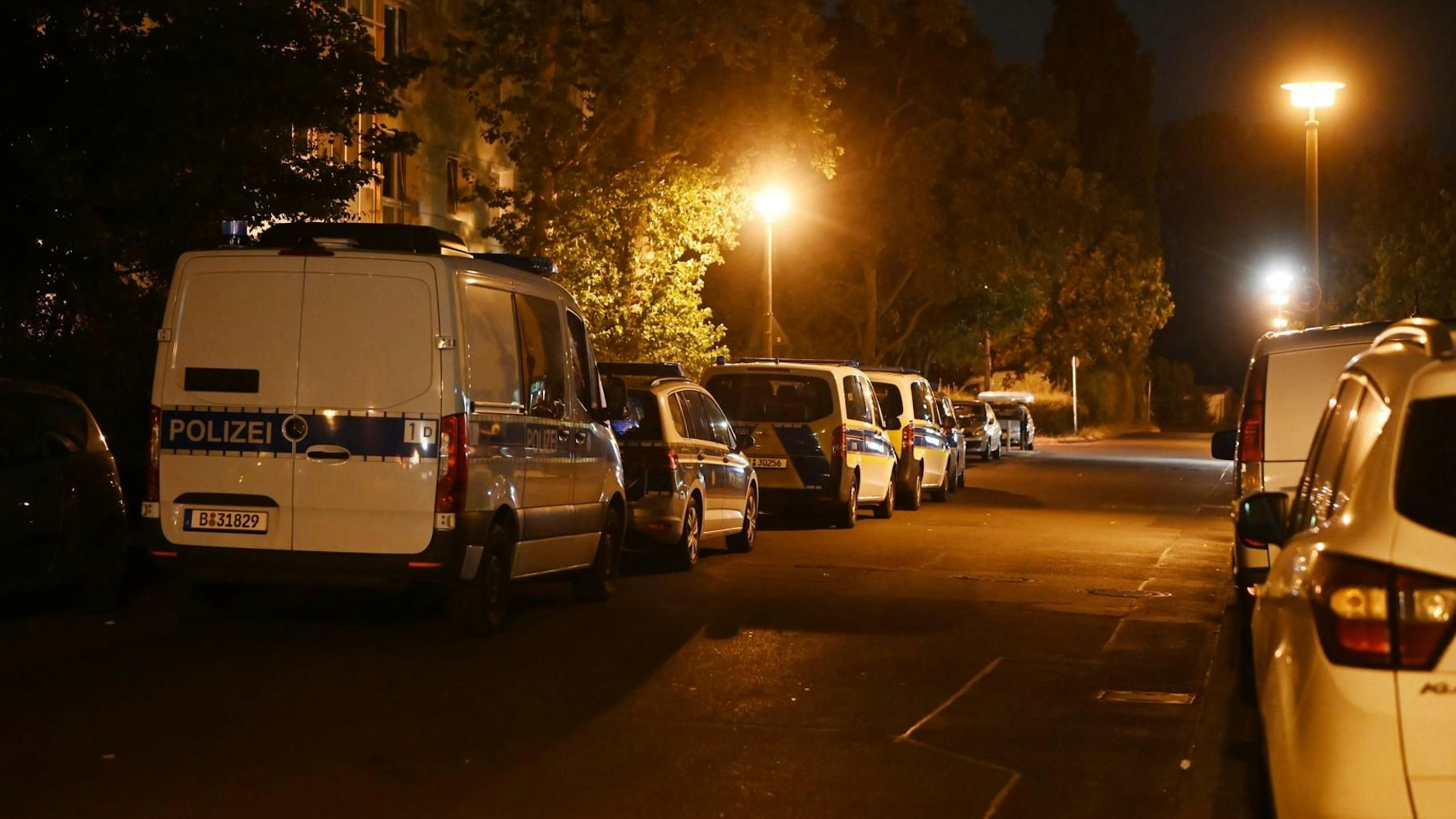 In der Nacht der Tat kam es zum Großeinsatz der Polizei. Der Täter wurde kurze Zeit später am S-Bahnhof Rummelsburg gefasst.