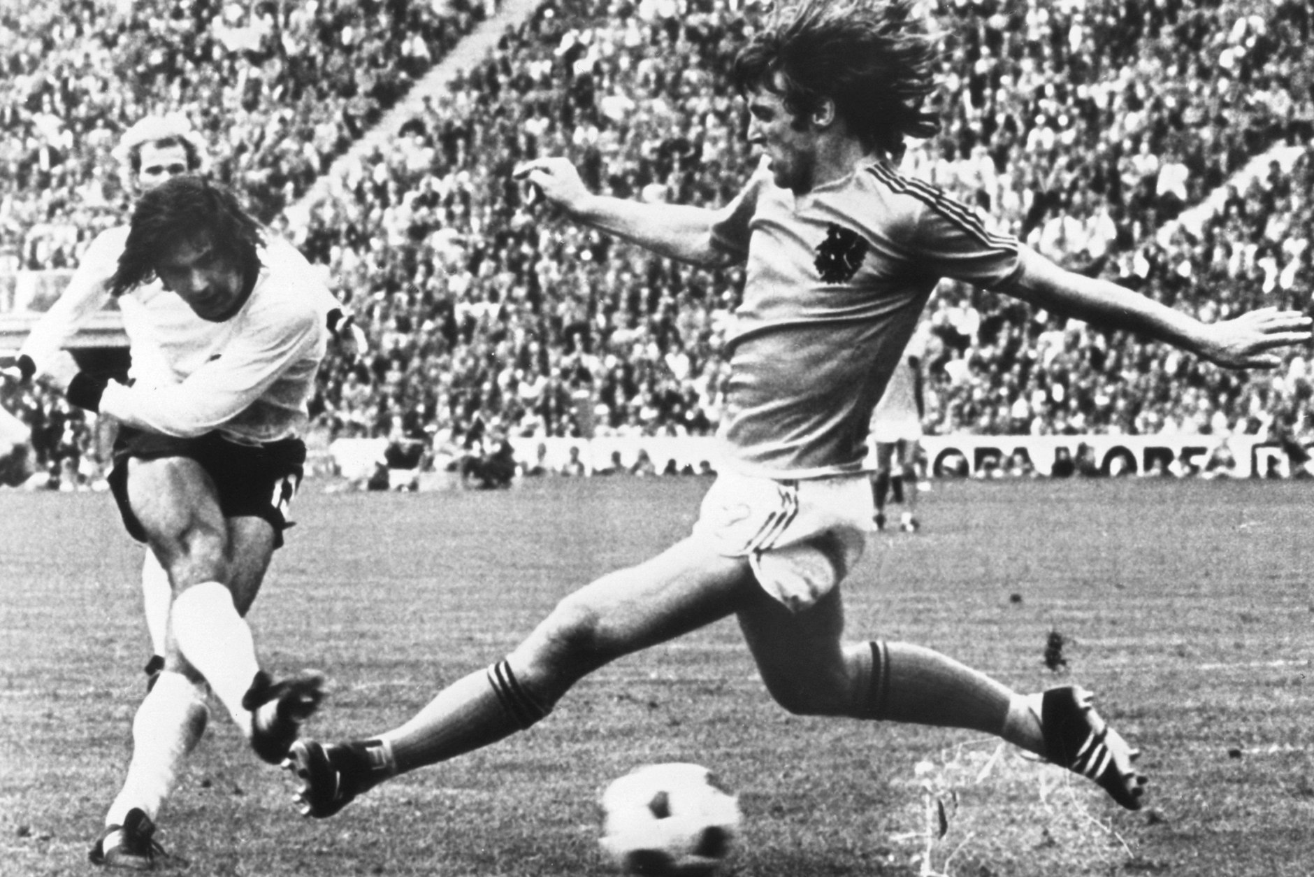 Der deutsche Stürmer Gerd Müller (l.) im Endspiel der Fußball-WM 1974 gegen die Niederlande. In dem Spiel kickte er Deutschland zum Sieg - doch wie viele Tore schoss Gerd Müller in seiner Karriere?