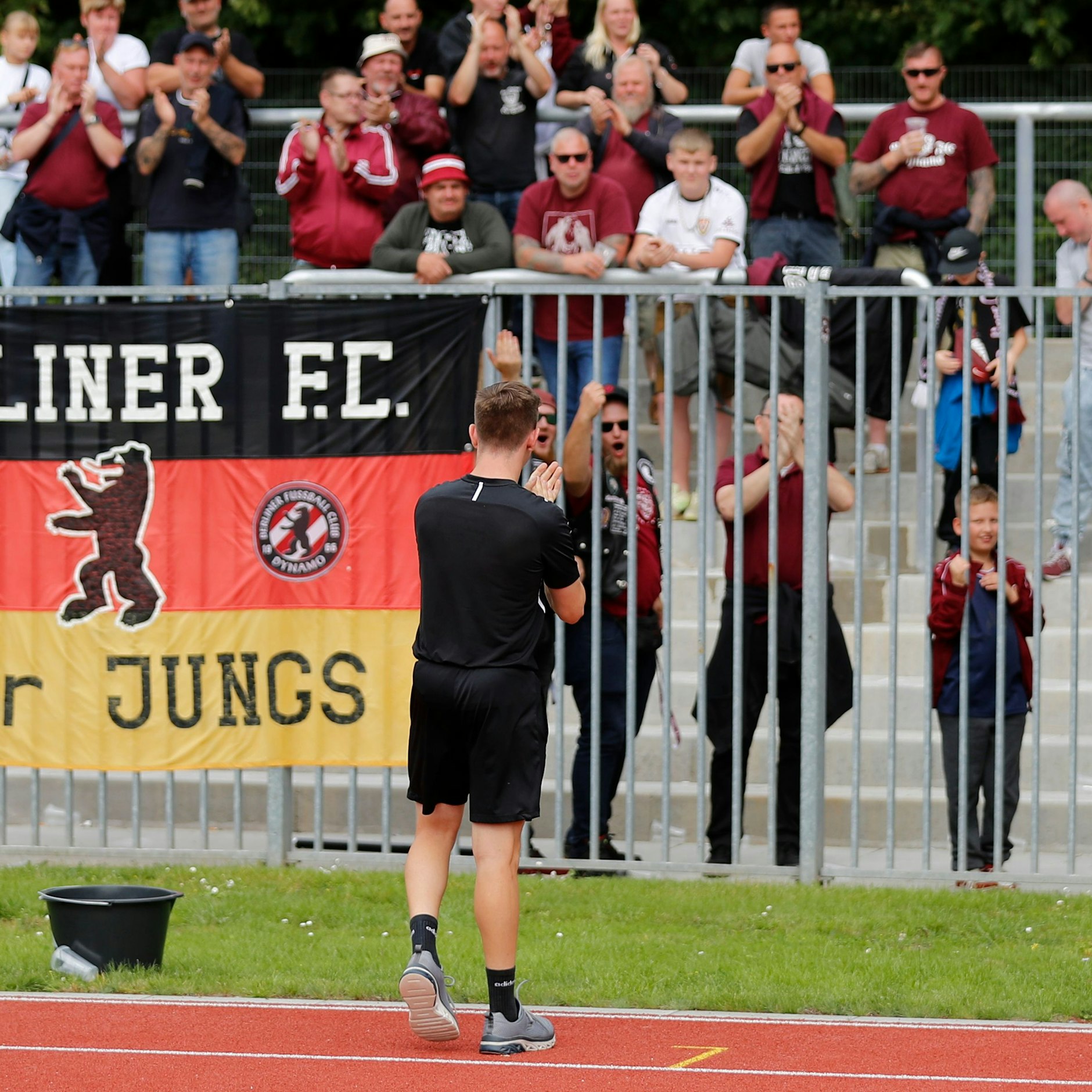 Nach dem 0:0 in der Vorsaison in Greifwald feiern die mitgereisten Fans des BFC Dynamo Aushilfs-Chefcoach Nils Weiler.