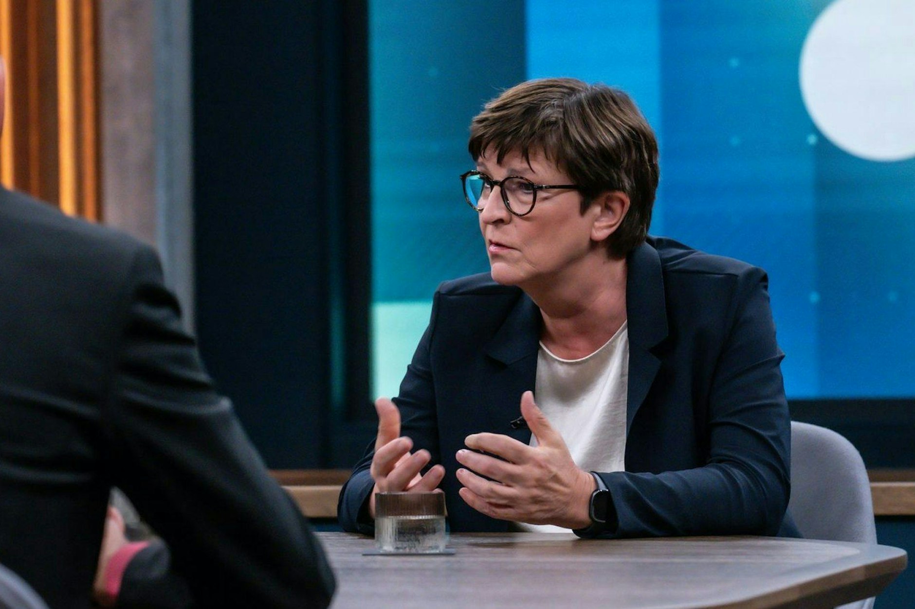 Die SPD-Chefin Saskia Eskens in der ARD-Talk-Show mit Carmen Miosga.