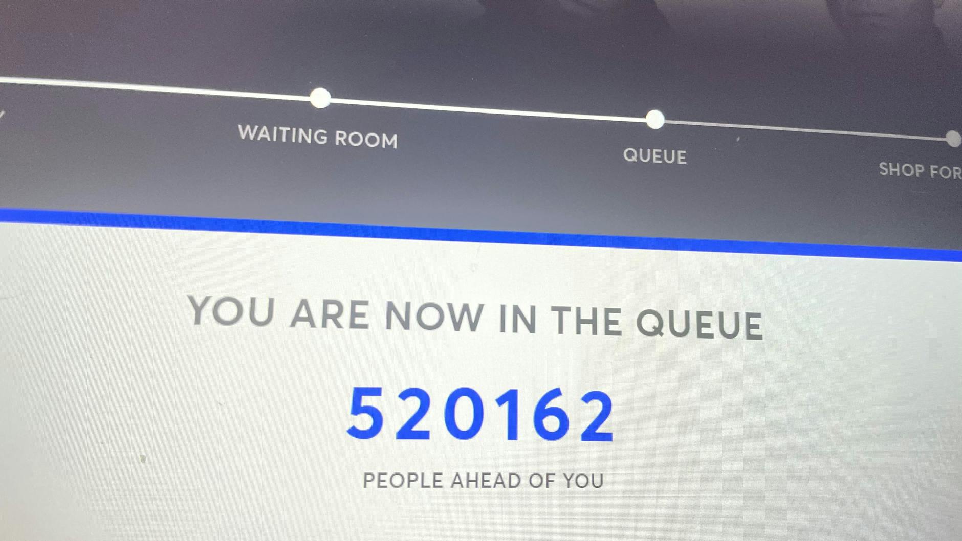Dieser Screenshot zeigt den virtuellen Warteraum der ticketmaster.co.uk-Website während des Verkaufs der Tickets für die Oasis Shows.