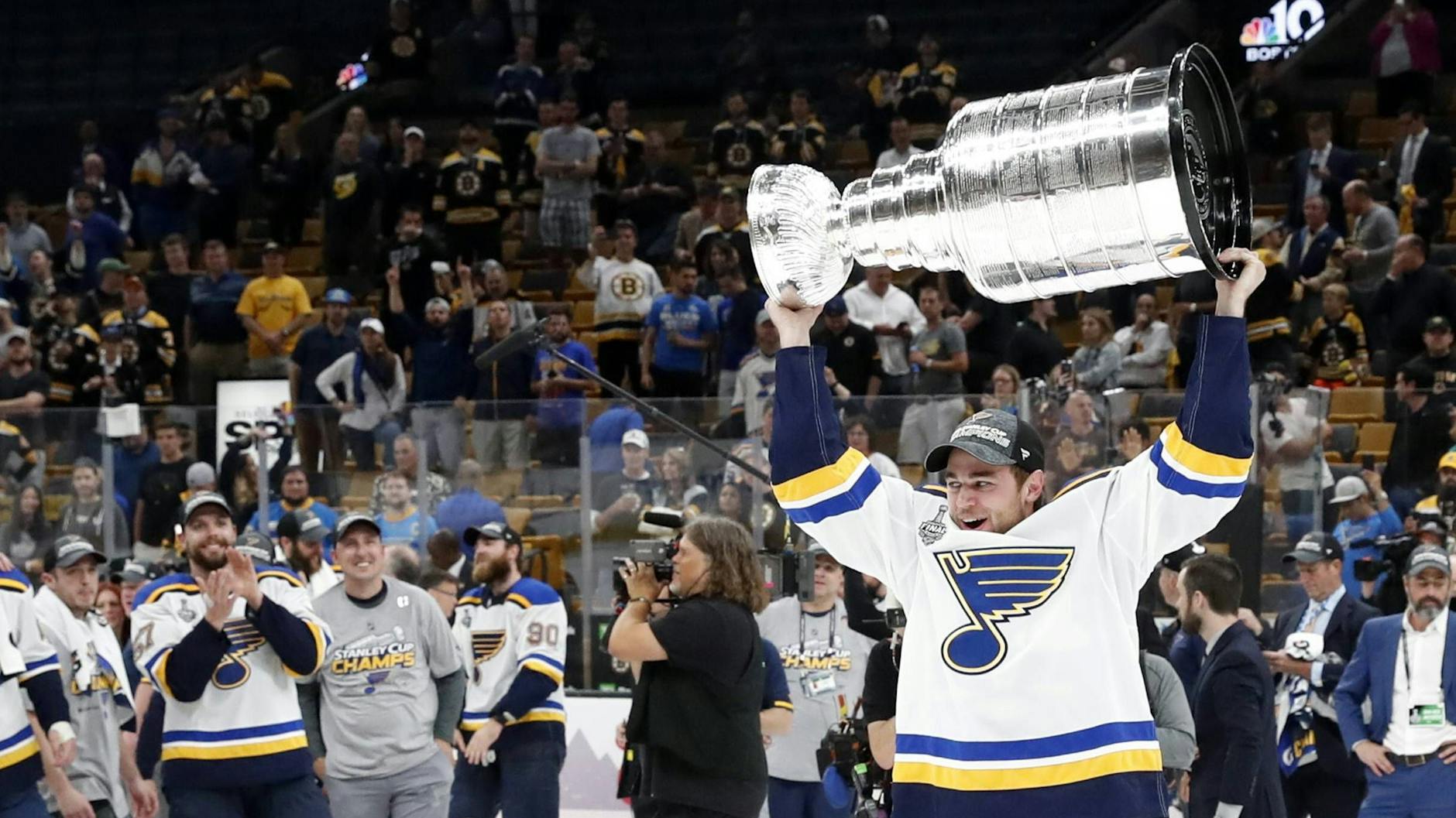 2019 stemmt Mitch Reinke als Ersatzspieler mit den St. Louis Blue den Stanley Cup.
