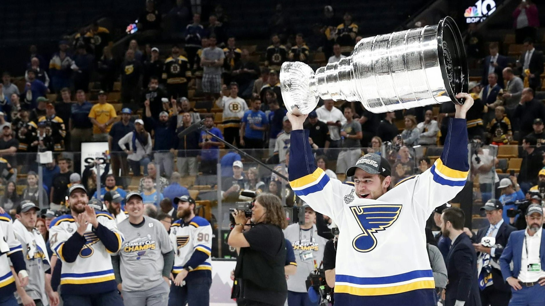 2019 stemmt Mitch Reinke als Ersatzspieler mit den St. Louis Blue den Stanley Cup.