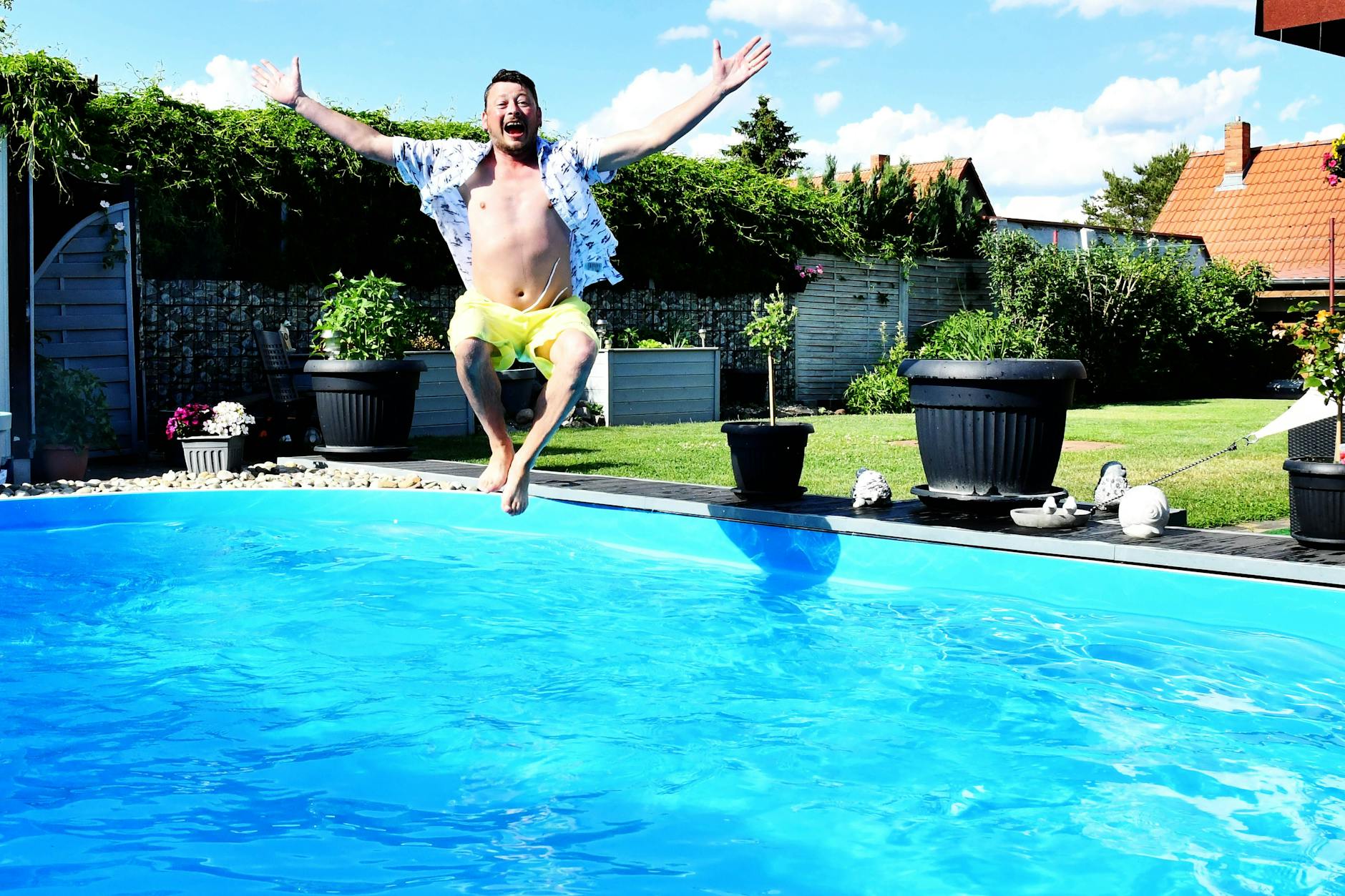 Zur Abkühlung in den Pool: Die letzten Hitzetage stehen Berlin und Brandenburg bevor.