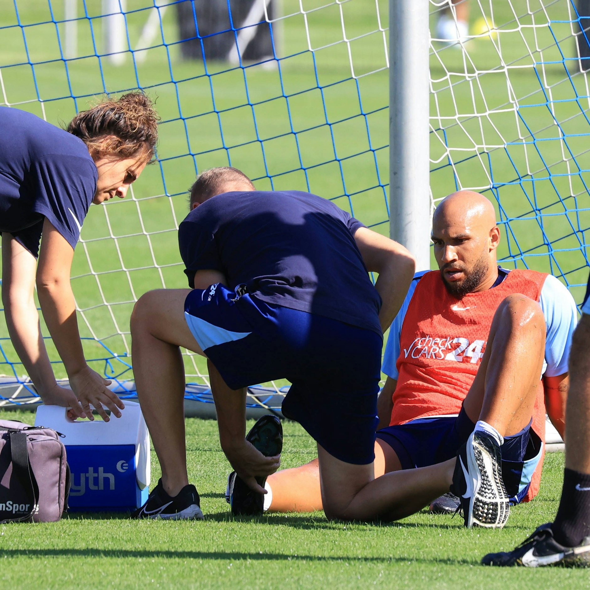 Hertha-Physio Jürgen Lange beim Einrenken des Fußes von John Anthony Brooks.