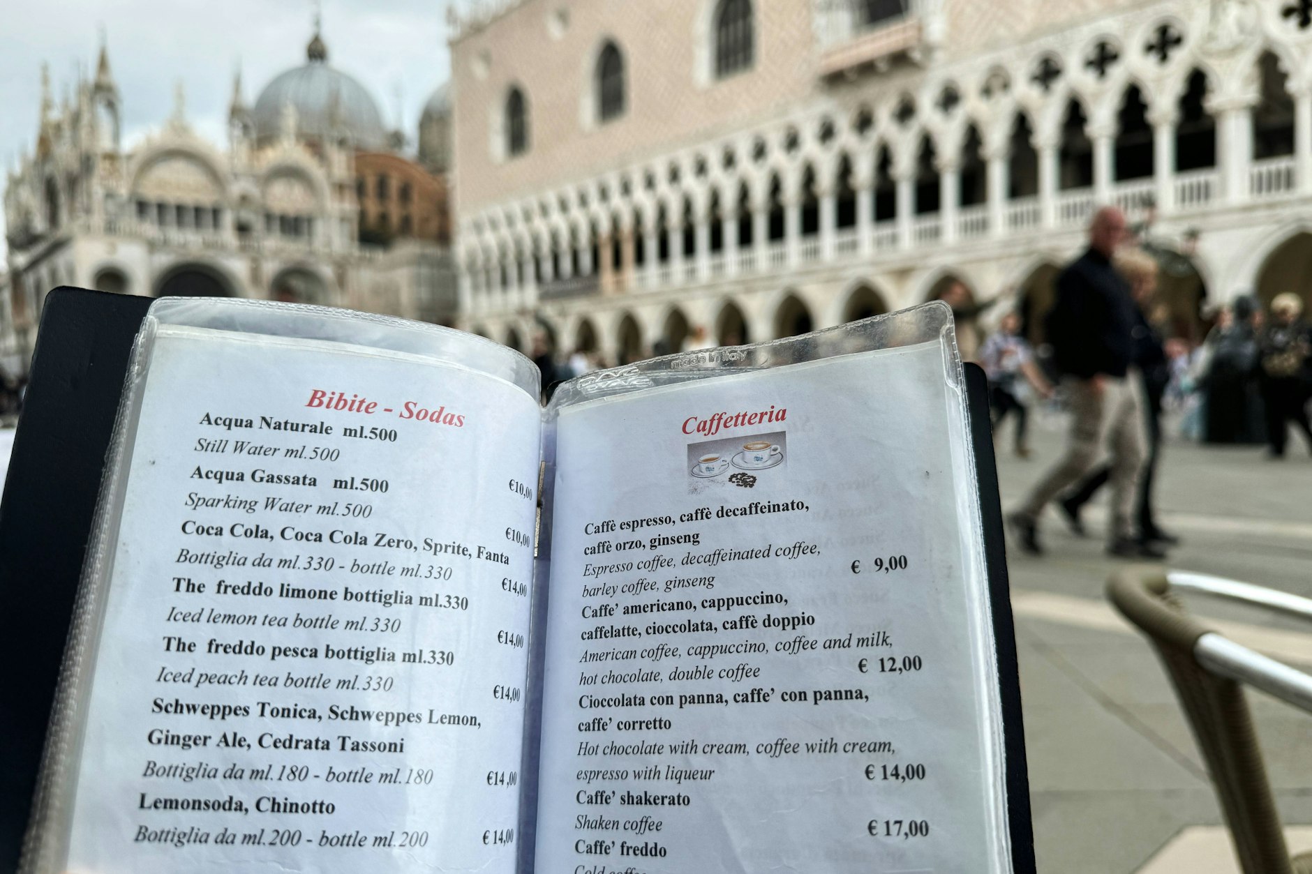 Eine Speisekarte hatte im Restaurant wohl jeder schonmal in der Hand. Aber: Was ist eine Damenkarte - und wo liegt der Unterschied?