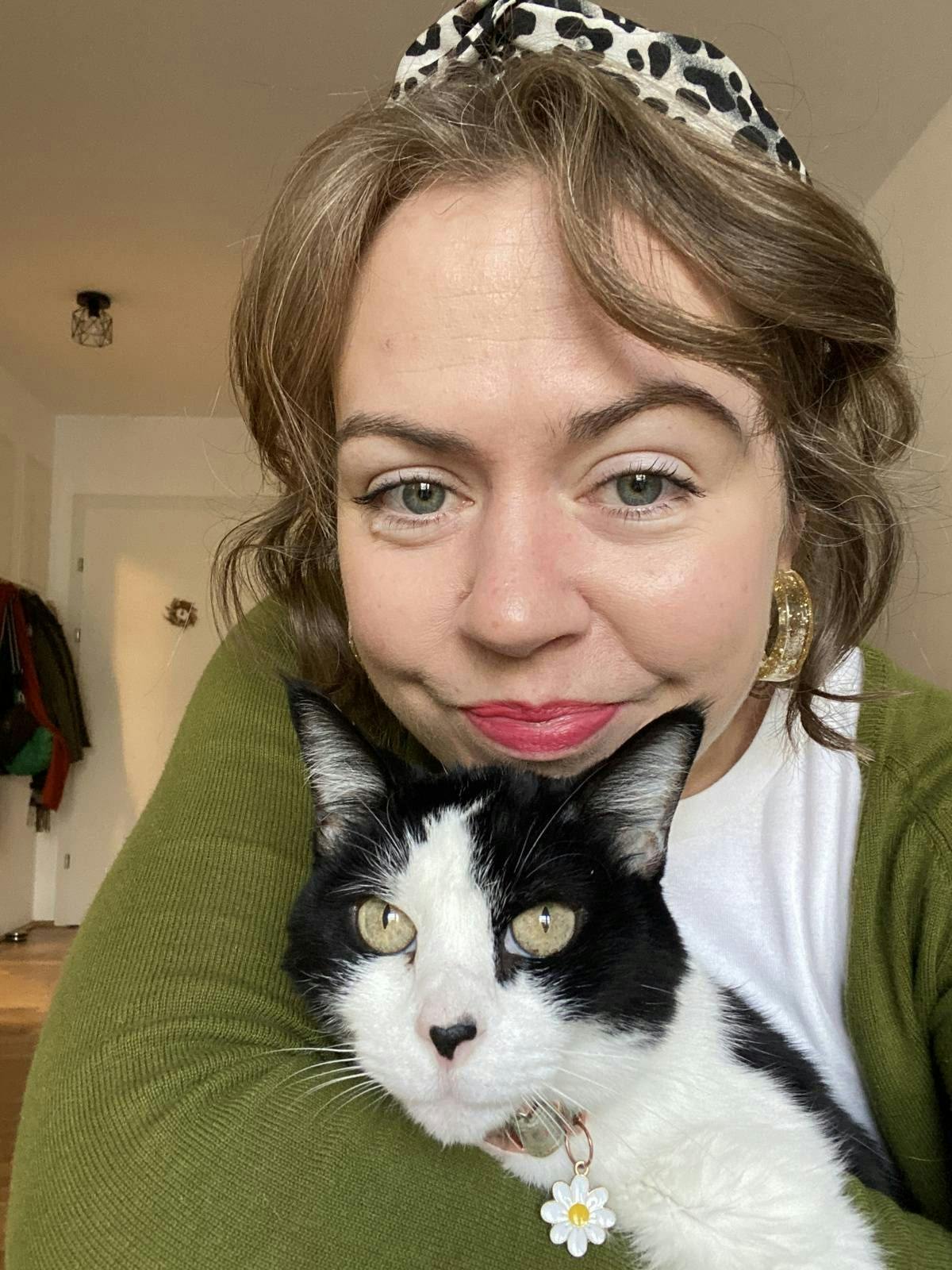 Emma Truscott kümmert sich in den Häusern ihrer Kunden auch um die Haustiere, gießt die Blumen und passt auf alles auf - dafür wohnt sie mietfrei.