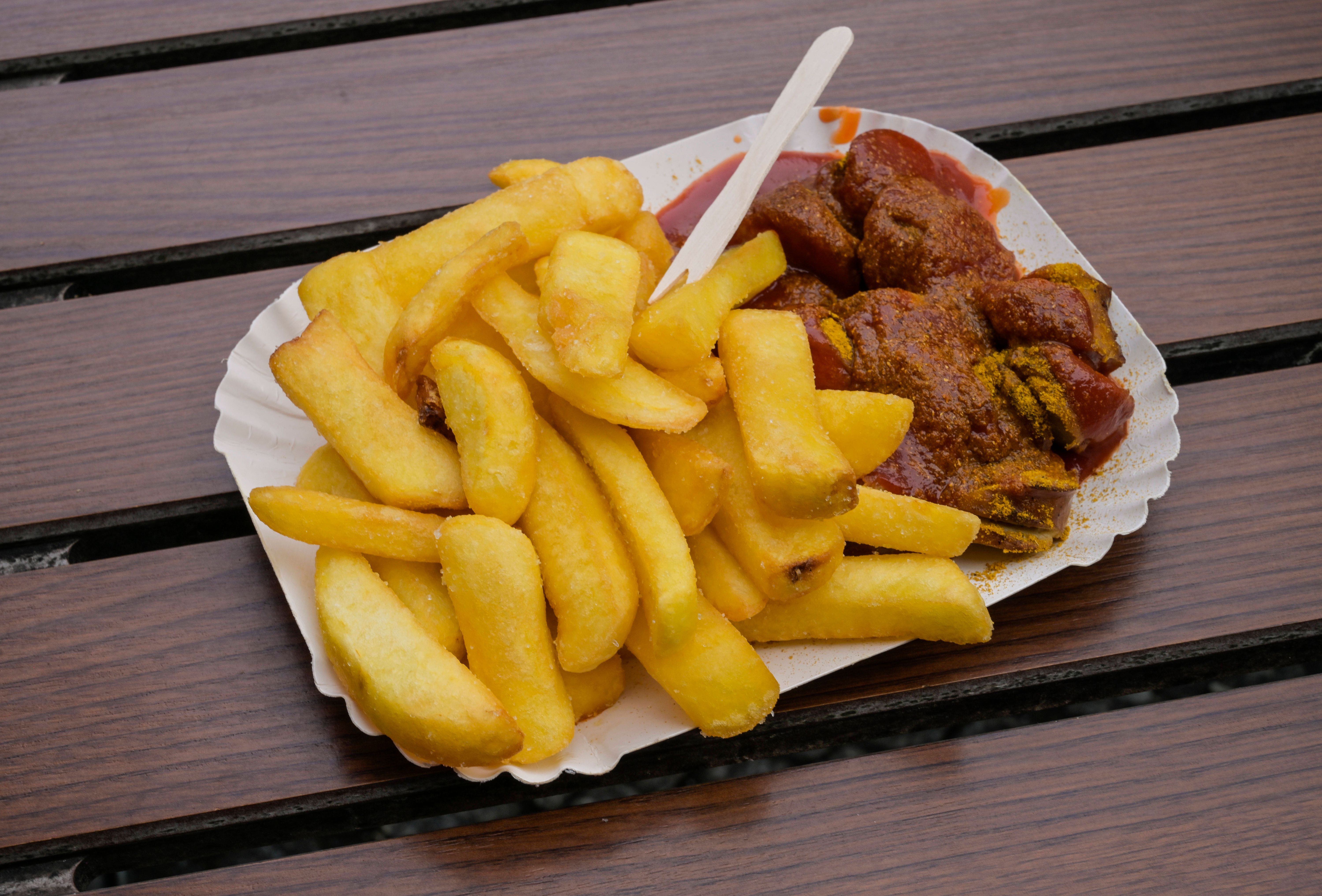 Currywurst wie beim Imbiss – so macht man sie zu Hause