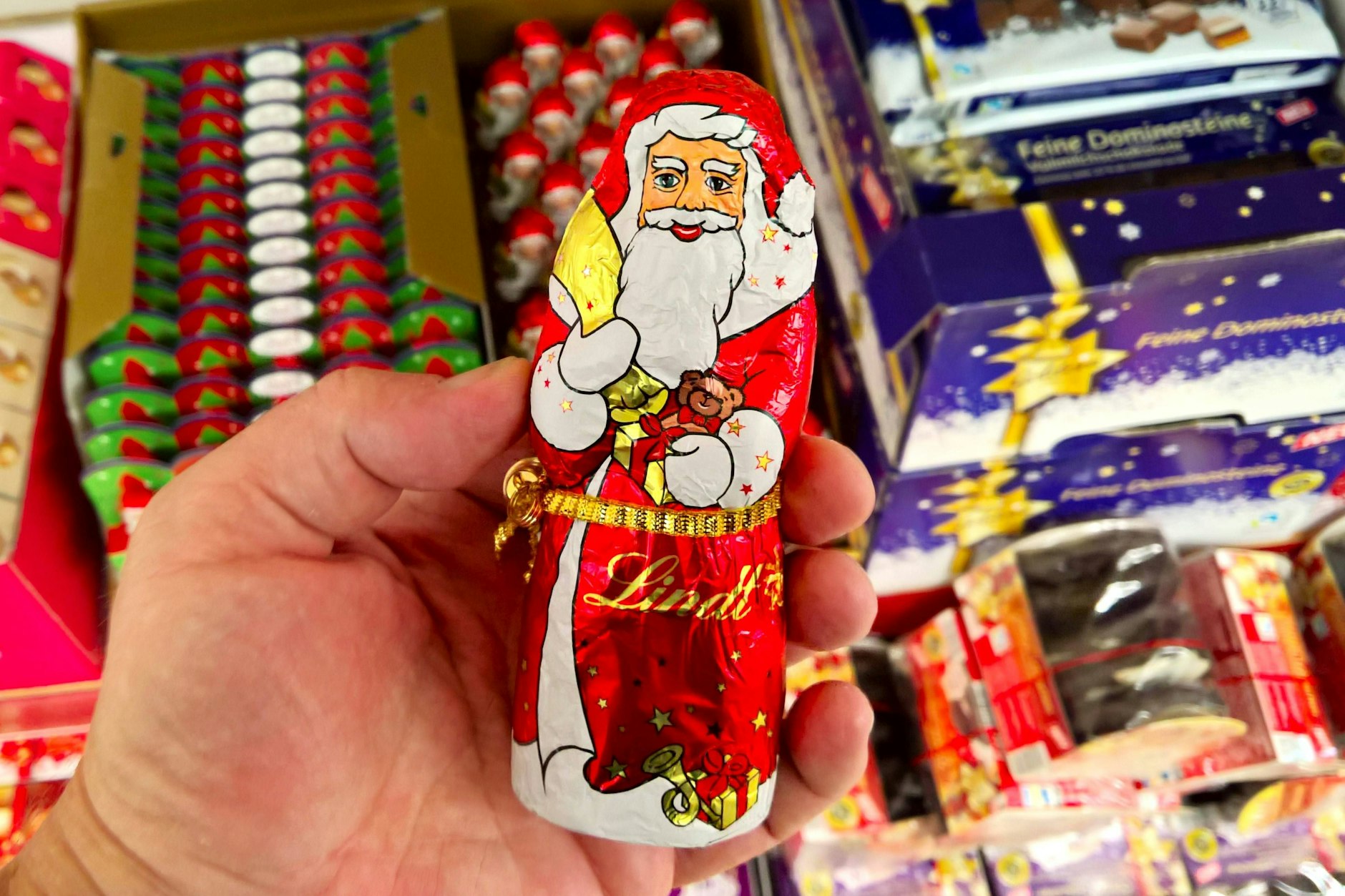 Lecker! Nichts geht über einen leckeren Schoko-Weihnachtsmann bei 30 Grad im Schatten. Die Weihnachts-Süßigkeiten sind bereits in die Supermärkte eingezogen.