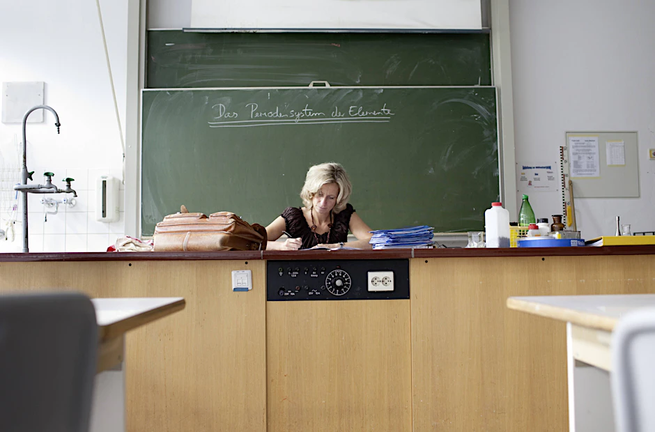 Eine junge Lehrerin während eines Unterrichts