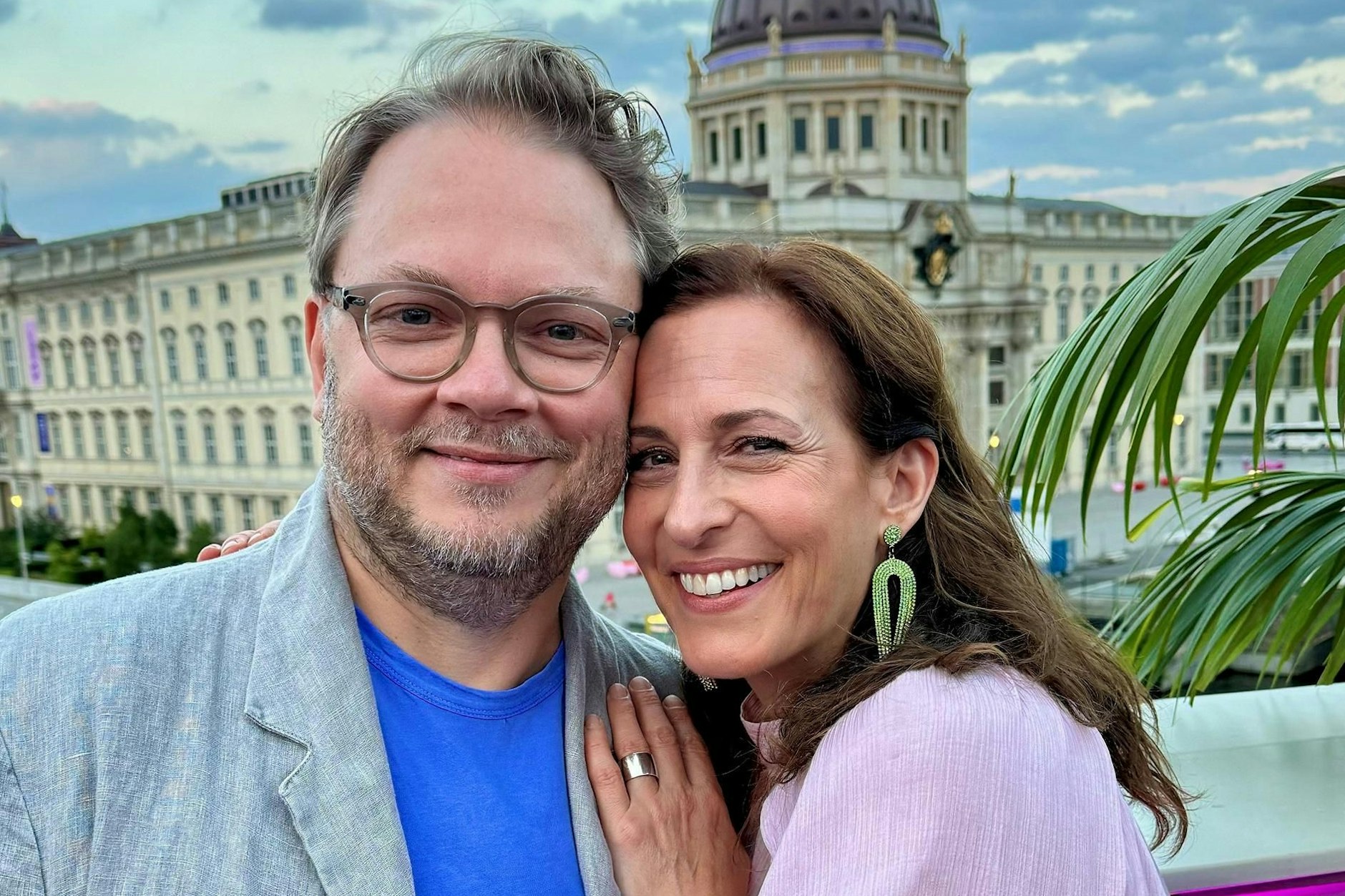 Ulrike Frank und ihr Mann Marc Schubring vor dem Stadtschloss Berlin.