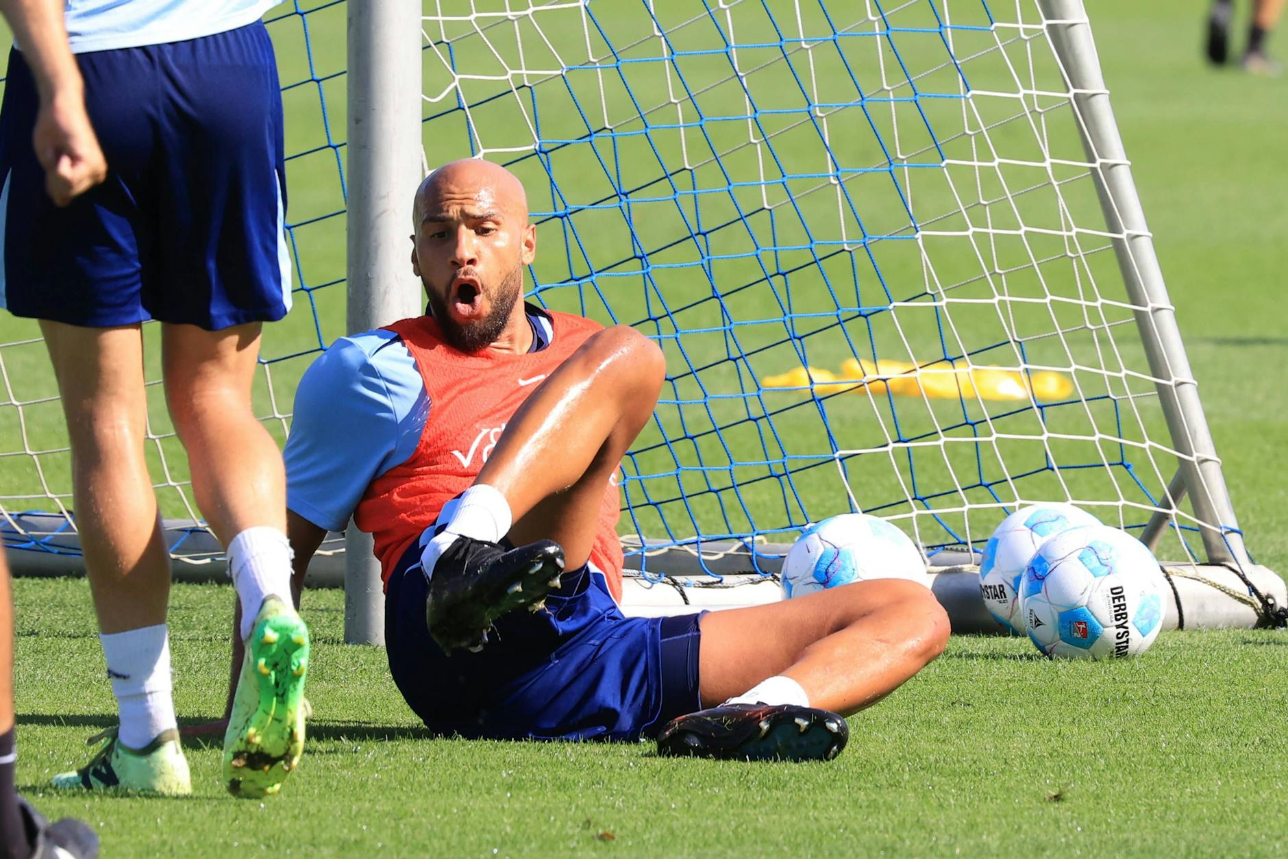 Schreckliches Bild! John Anthony Brooks schaut auf seinen rechten Fuß, der ausgerenkt ist. Ein bitterer Trainingsunfall bei Hertha BSC.