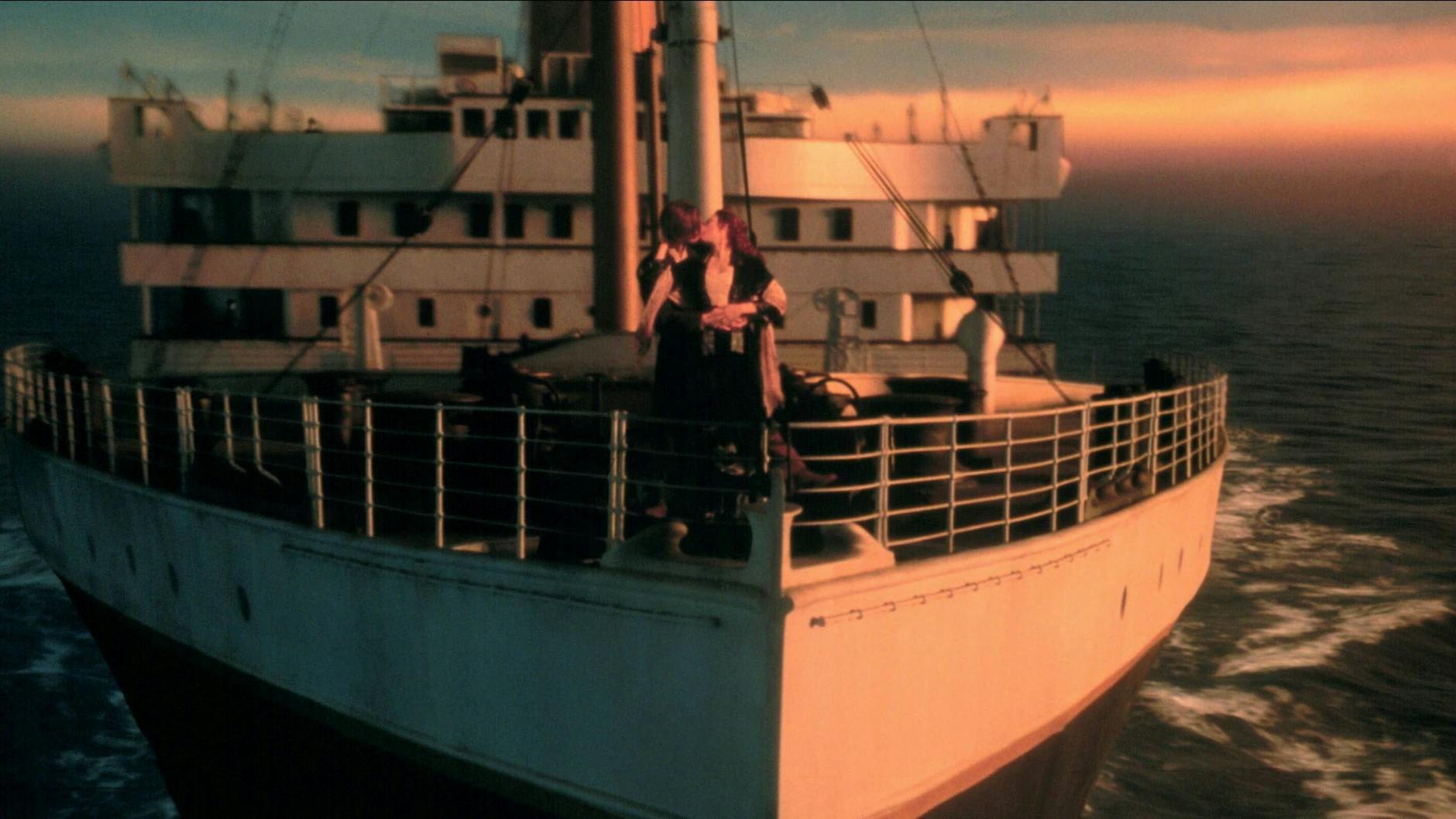 Der Film-Kuss von Leonardo DiCaprio und Kate Winslet inszenierte nicht nur die beiden Figuren, sondern auch die berühmte Bug-Reling der Titanic.