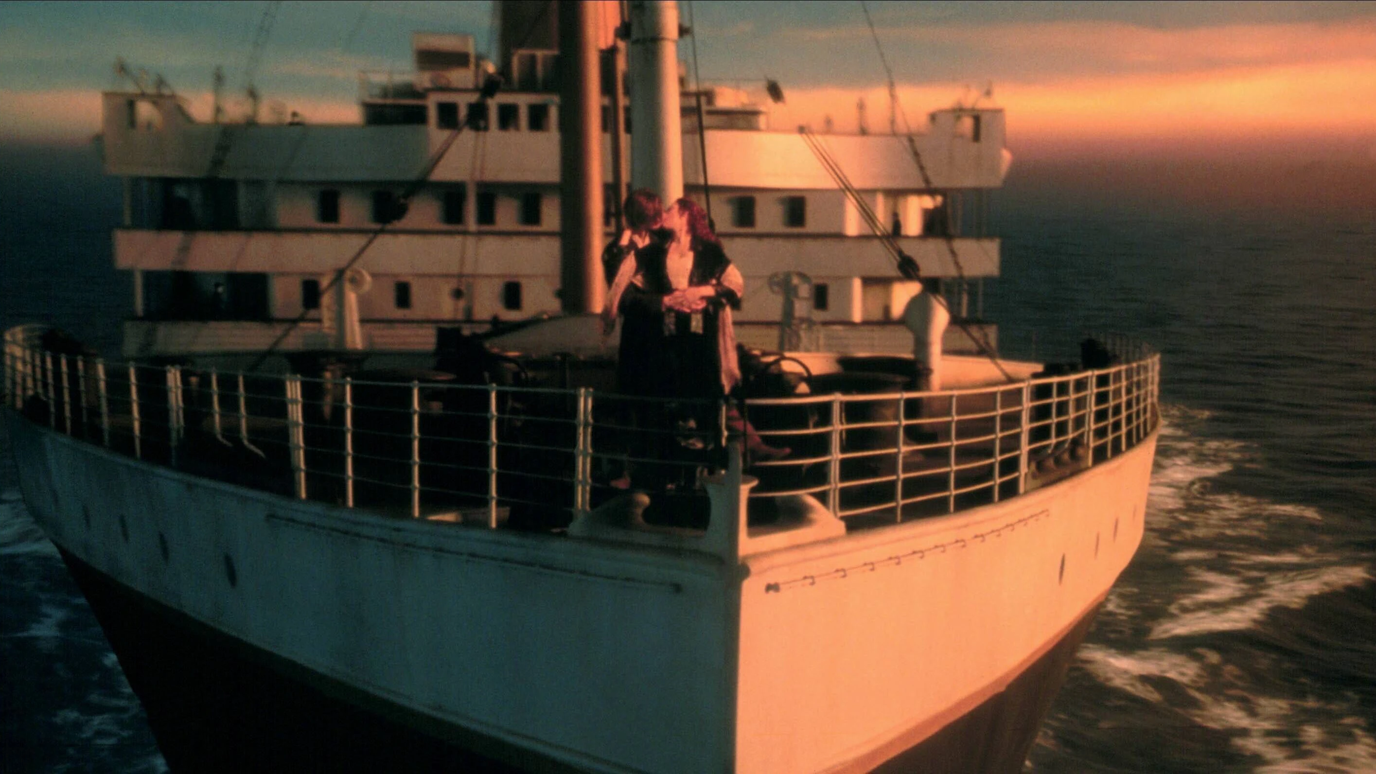 Der Film-Kuss von Leonardo DiCaprio und Kate Winslet inszenierte nicht nur die beiden Figuren, sondern auch die berühmte Bug-Reling der Titanic.