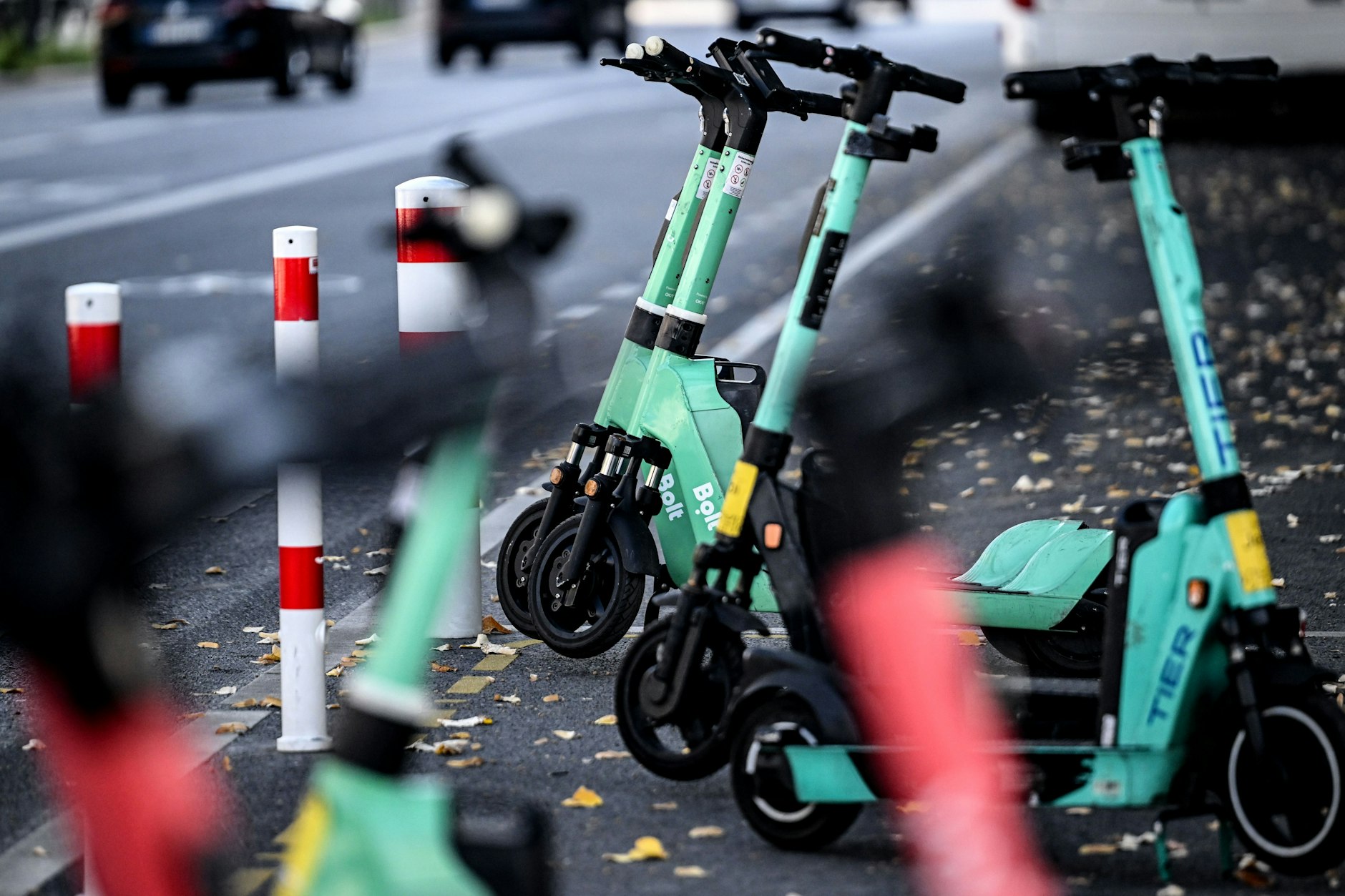 Berlin: E-Roller auf einem Stellplatz. (Symbolbild)