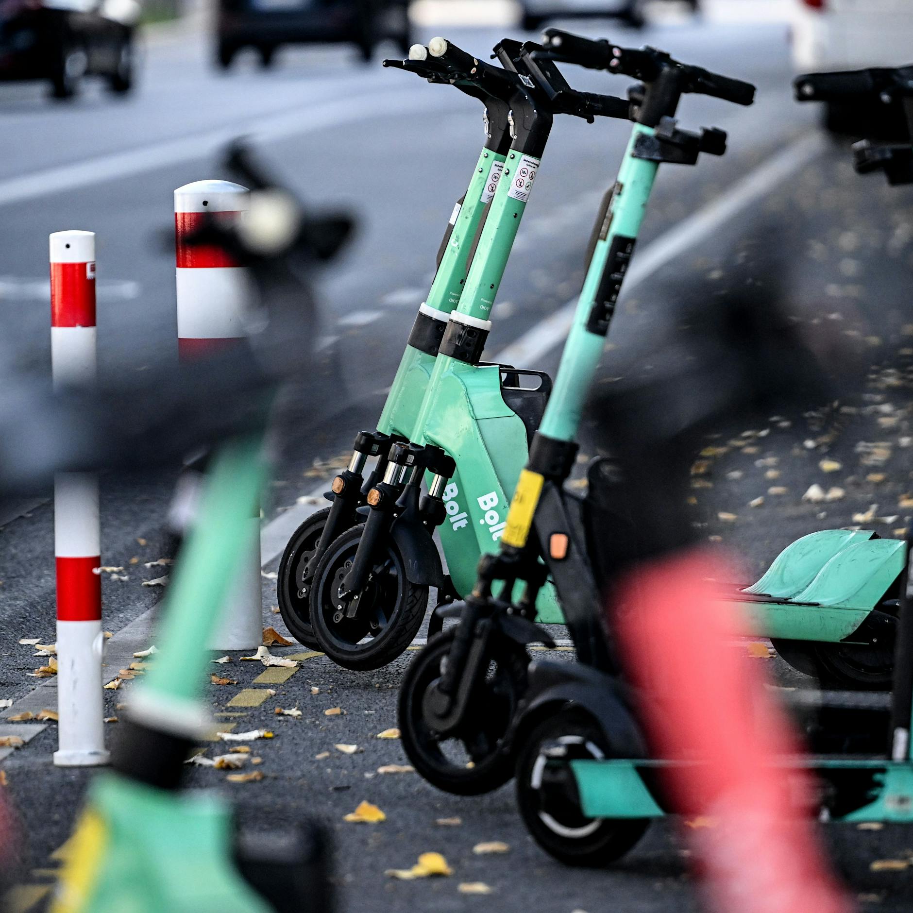 Berlin-Wedding: Irrer auf Rolltreppe wirft Mann E-Scooter an den Kopf