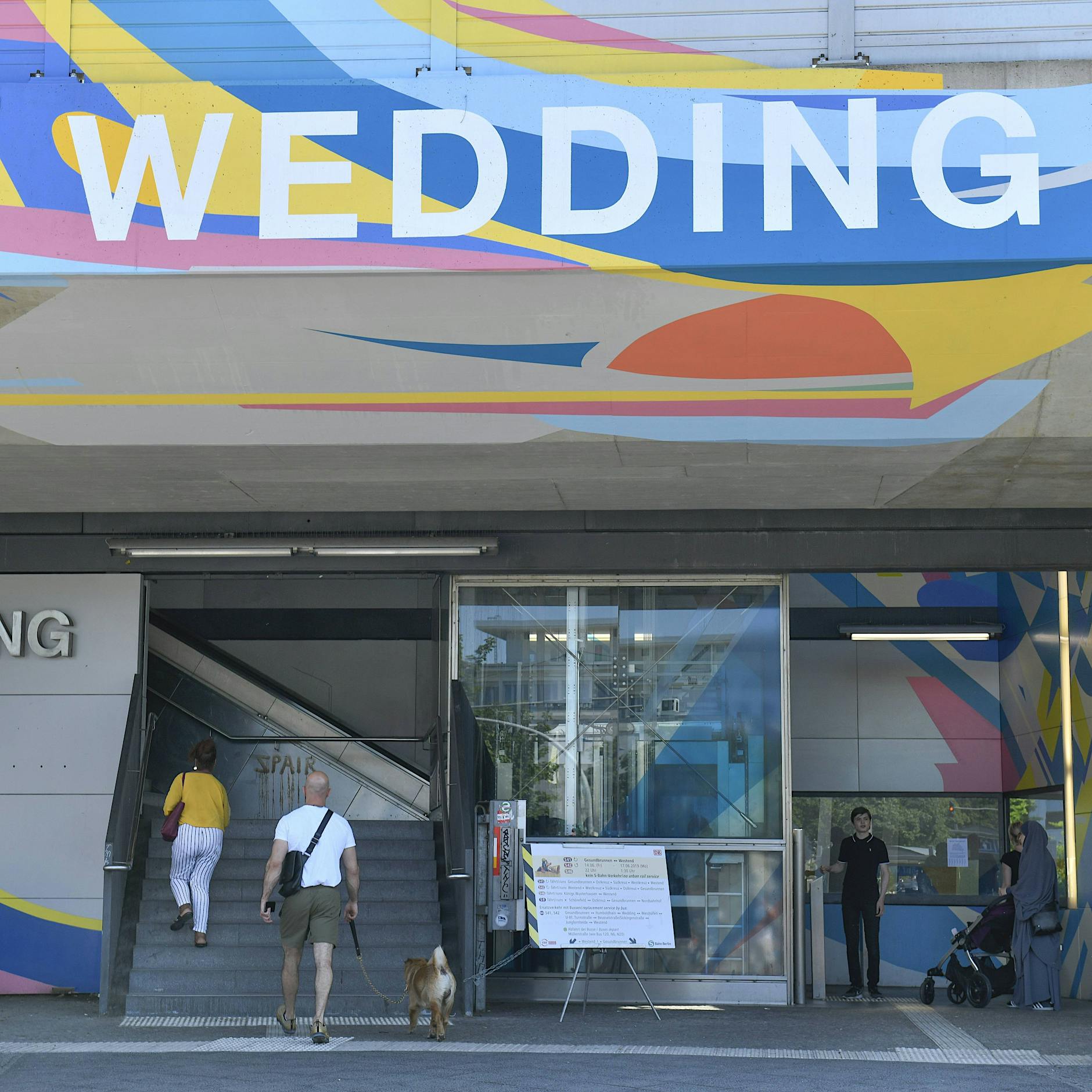 Wedding: Unbekannter wirft E-Scooter von Bahnhofstreppe – Mann verletzt