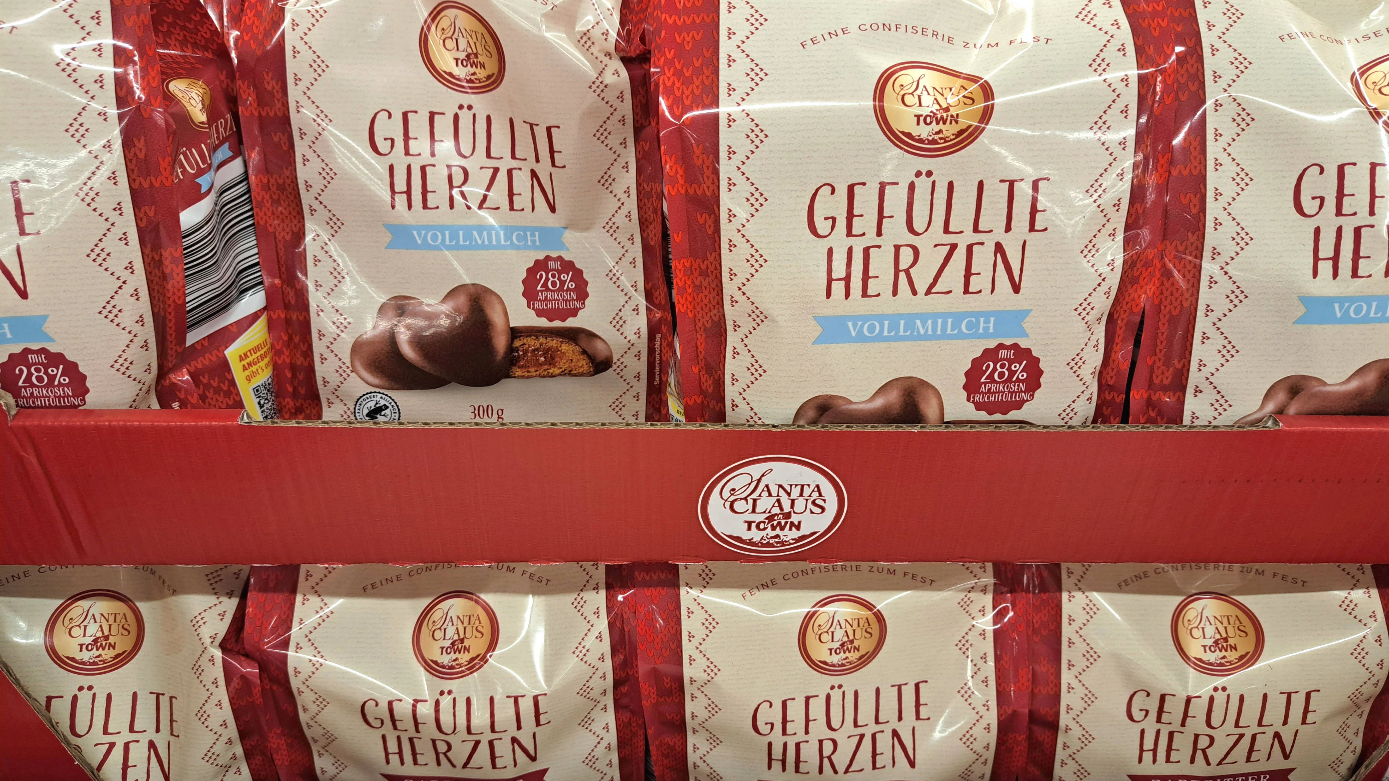 Gerade standen noch Freibad-Pommes auf der Speisekarte - und plötzlich gibt es gefüllte Herzen. Warum stehen die Weihnachts-Süßigkeiten so früh in den Regalen?