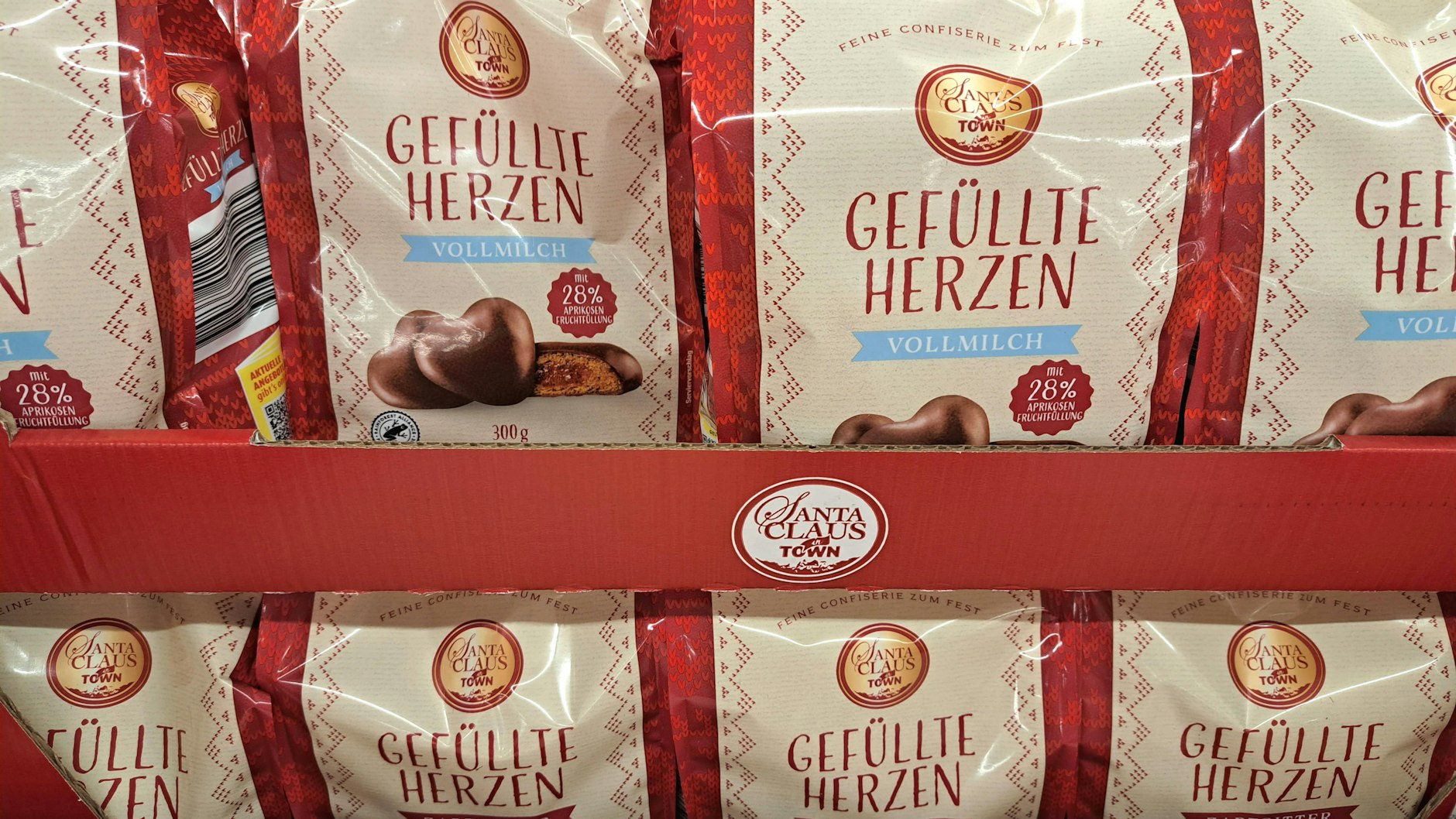 Gerade standen noch Freibad-Pommes auf der Speisekarte - und plötzlich gibt es gefüllte Herzen. Warum stehen die Weihnachts-Süßigkeiten so früh in den Regalen?