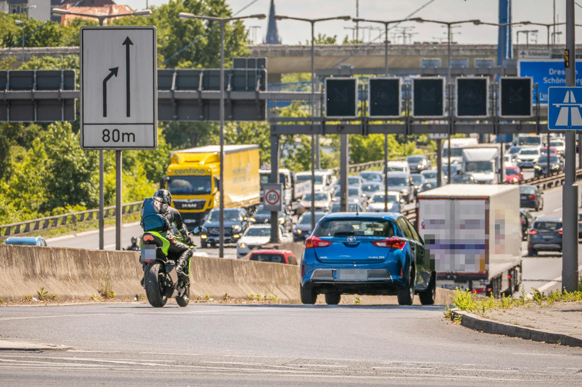Autos auf dem Weg auf die A100. Hier wurde auch ein besonders schneller Raser geblitzt.