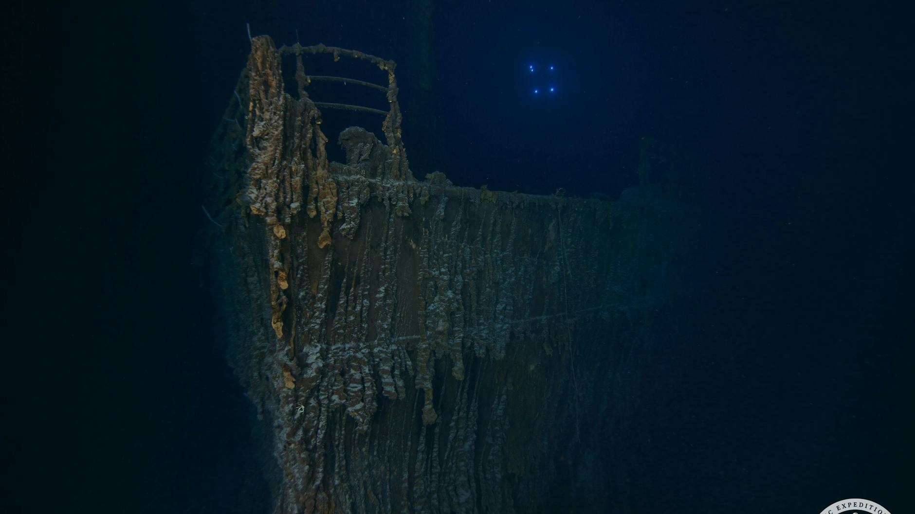 Neue Aufnahmen zeigen: Die Reling am Bug der Titanic weist eine etwa vier Meter lange Lücke auf. Das Geländer ist an dieser Stelle abgestürzt.