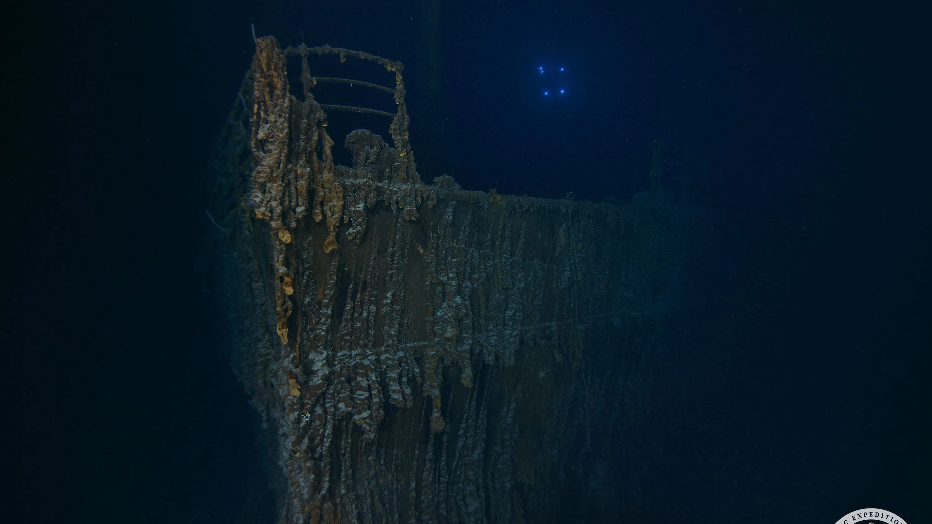 Neue Aufnahmen zeigen: Die Reling am Bug der Titanic weist eine etwa vier Meter lange Lücke auf. Das Geländer ist an dieser Stelle abgestürzt. 