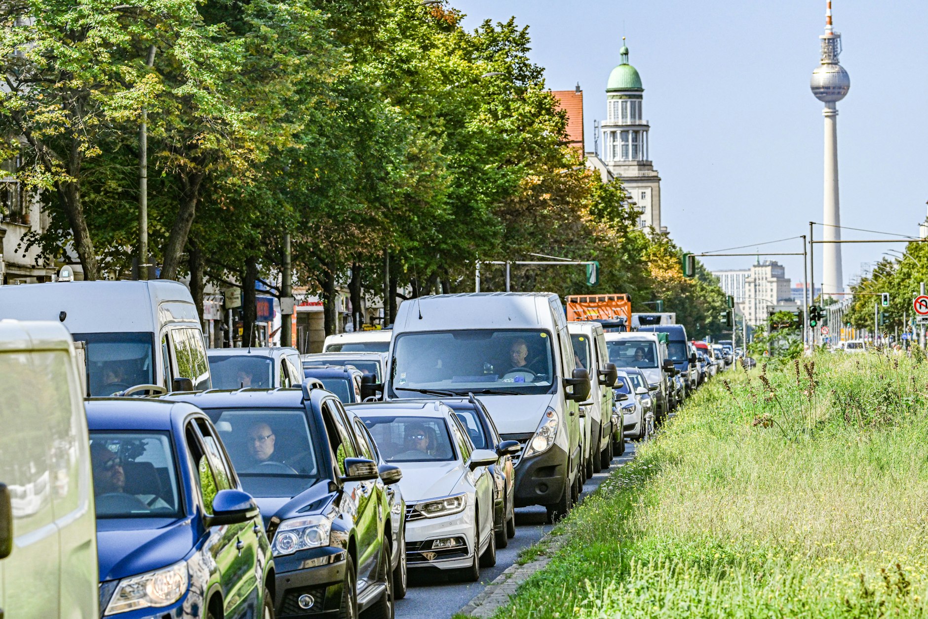 Auf der Frankfurter Allee in Lichtenberg gibt es ab Dienstag eine neue Baustelle. Die Straße ist eine der wichtigsten Verkehrsachsen der Stadt.