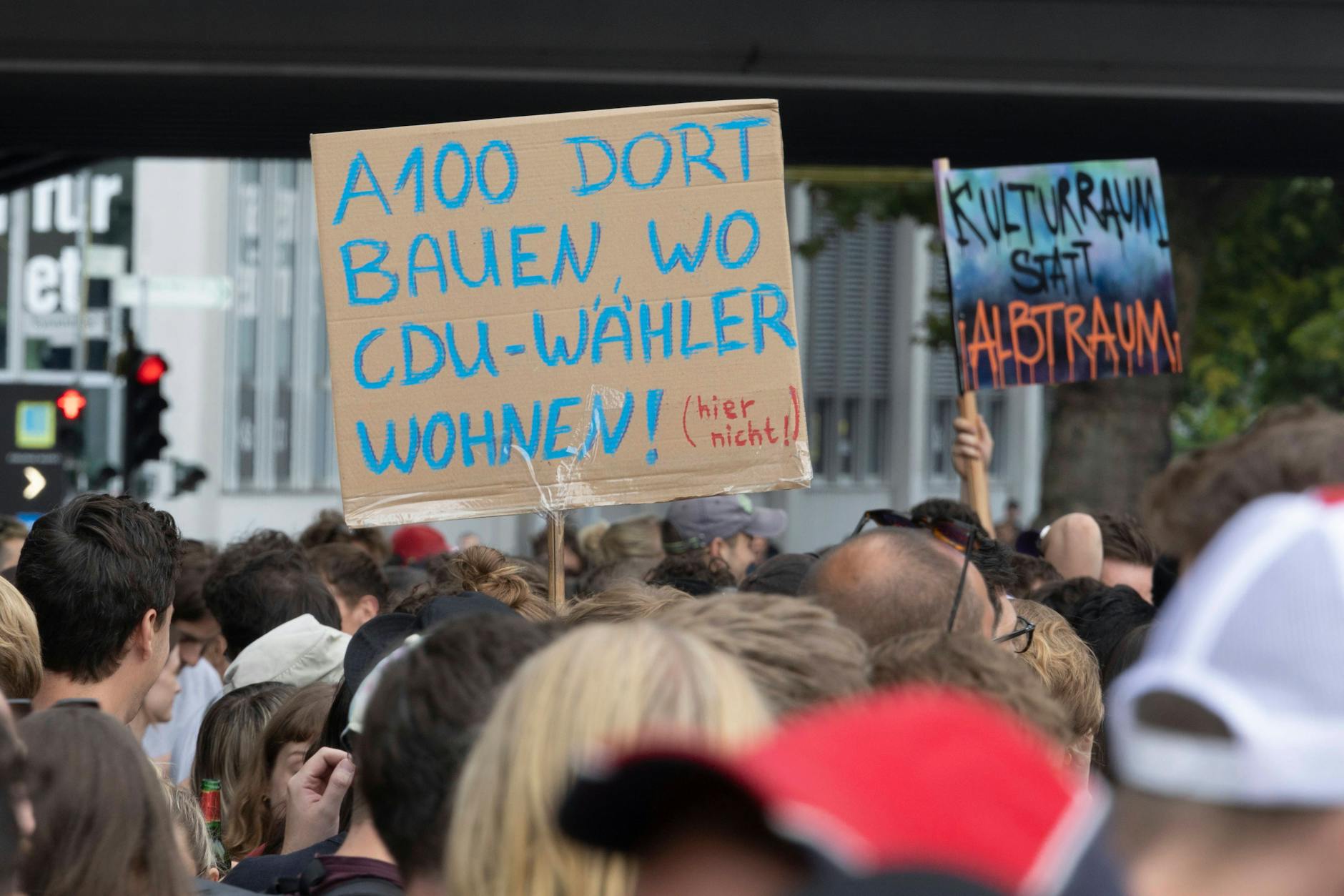Bereits im vergangenen Jahr demonstrierten Menschen gegen den Ausbau der A100. 