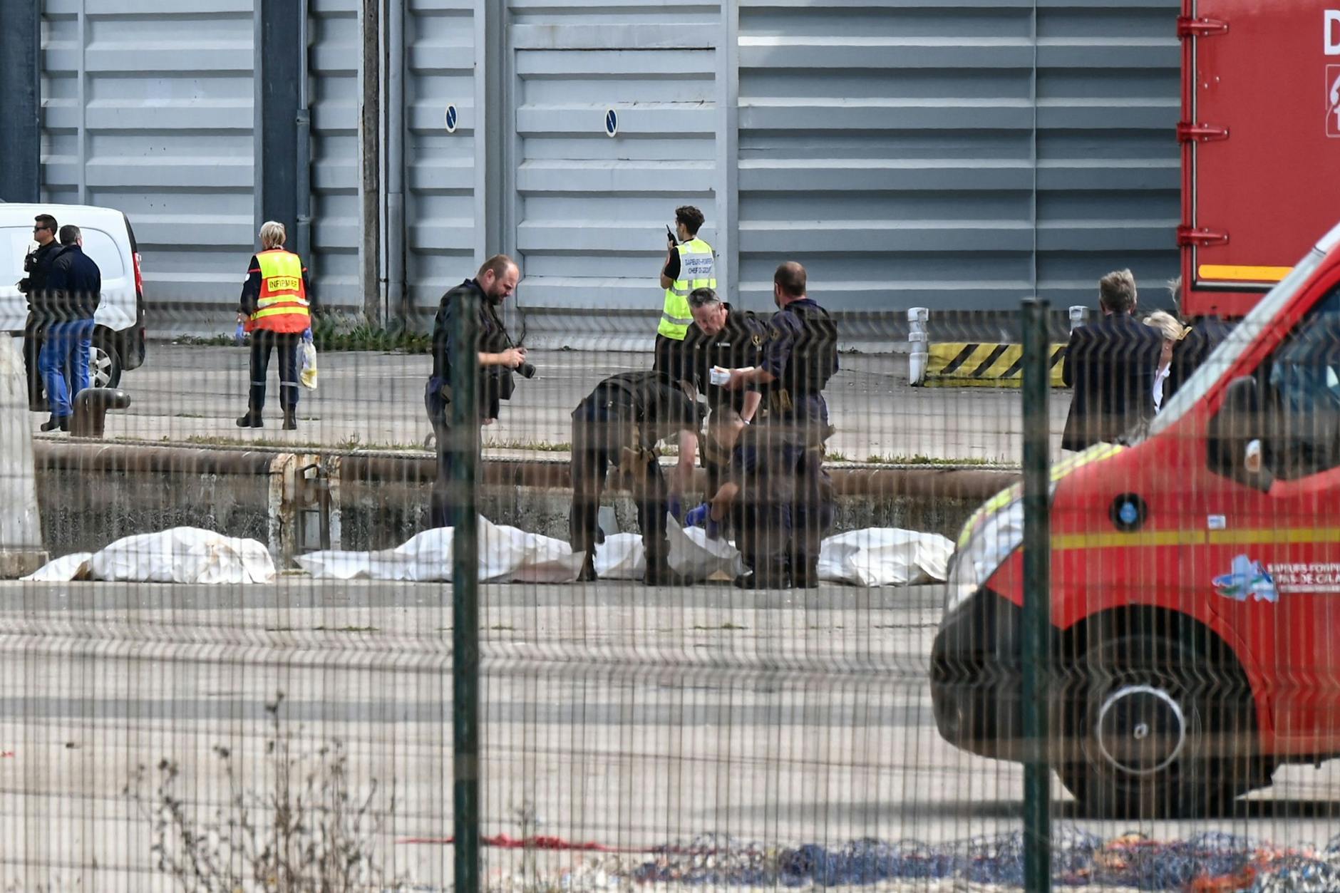 Boulogne-Sur-Mer: Einsatzkräfte haben die toten Migranten in Leichensäcke gepackt. 