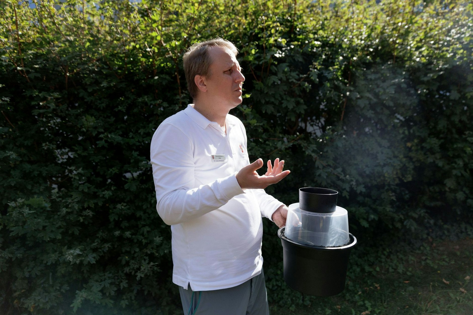 Lukas Murajda ist Amtsarzt in Berlin-Mitte. In seinem Amt ist die Überwachung von Asiatischen Tigermücken in Berlin angesiedelt. Eine Ausbreitung sei kaum mehr zu verhindern, so Murajda. 