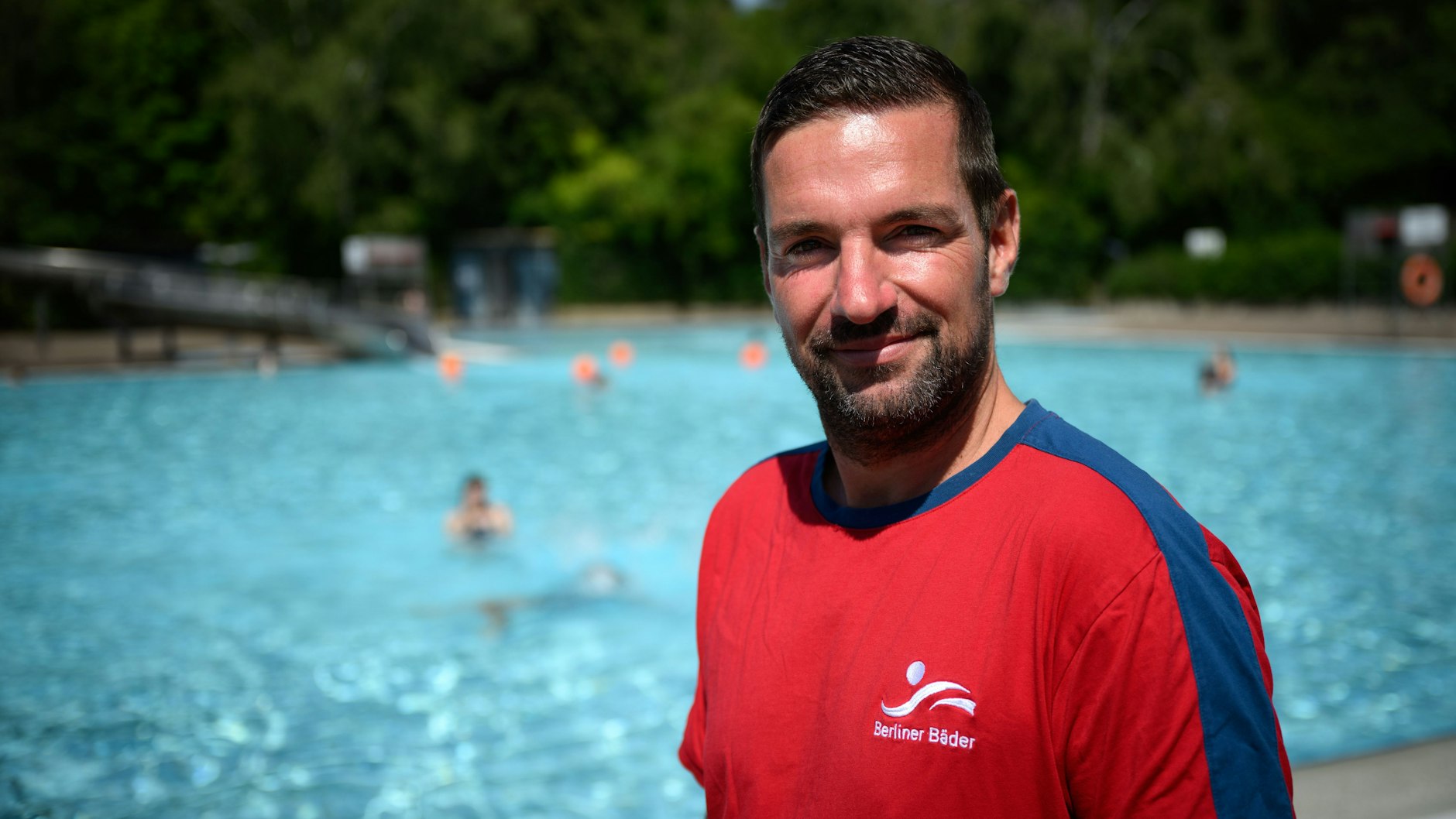 Sven Ahrendt, stellvertretender Leiter vom Sommerbad Neukölln, steht am Beckenrand seines Bades. Das Personal wechselt zum Herbst in die Hallenbäder.&nbsp; &nbsp;