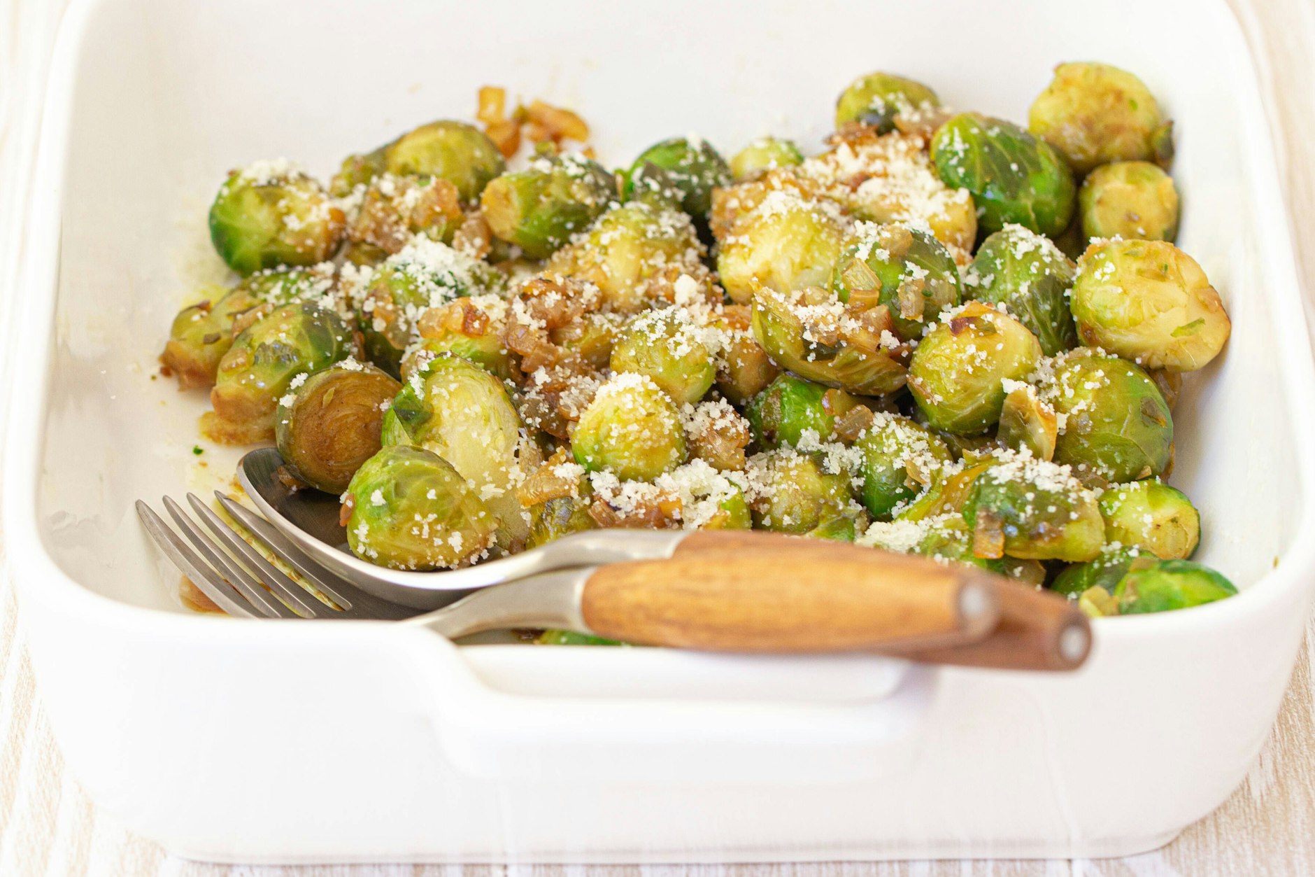 Lecker und würzig: Dieses Rezept für Rosenkohl mit Parmesan und Knoblauch aus dem Ofen ist schnell gemacht und extrem lecker!