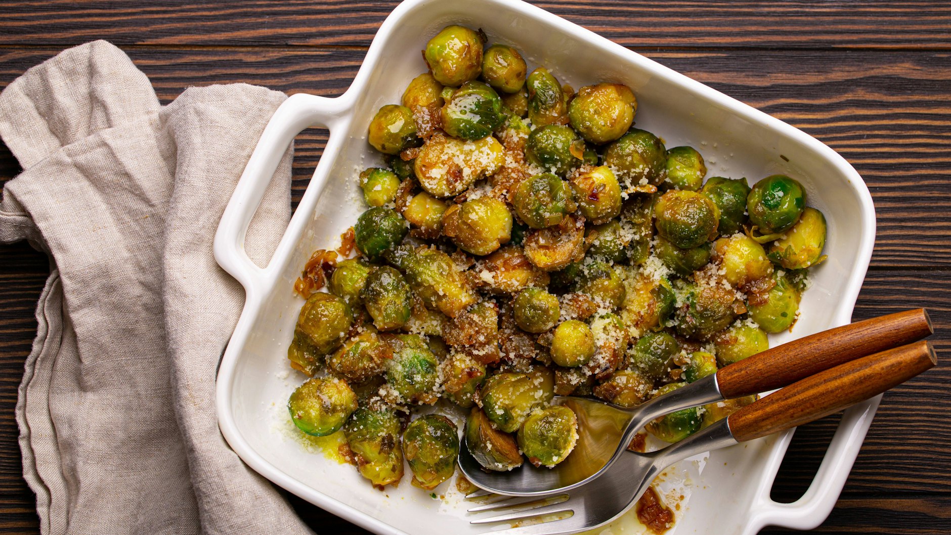 Lust auf Gemüse? Dann zaubern Sie doch mal unseren leckeren Rosenkohl aus dem Ofen nach unserem Rezept! Das setzt auf Knoblauch und Parmesan - und ist richtig deftig!