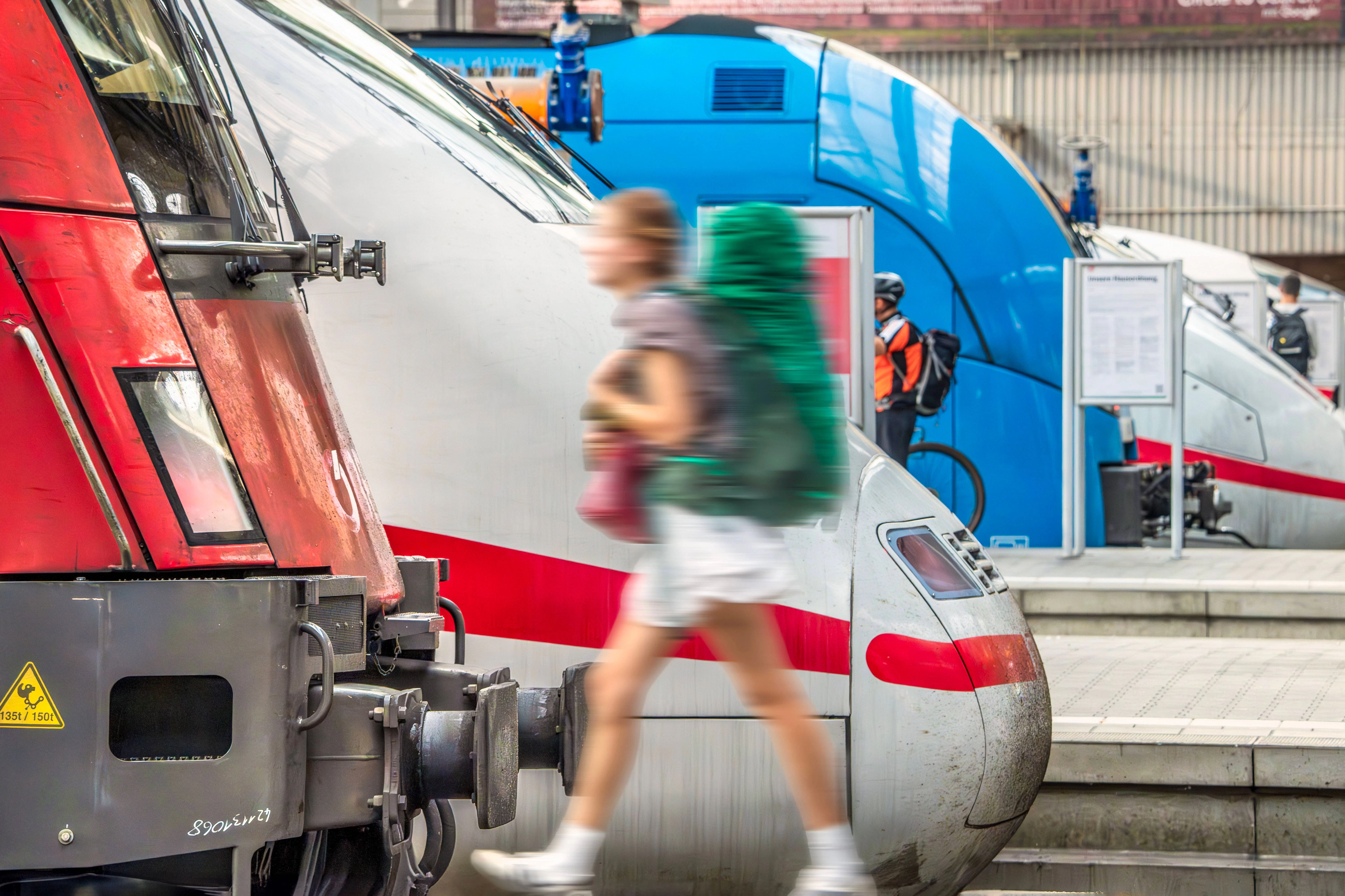 Seit meiner Rückkehr nach Deutschland musste ich einiges neu lernen, vor allem das Reisen mit der Bahn. Trotz meiner Erfahrungen, mit Interrail quer durch Europa zu gondeln und ferne Länder zu bereisen, hat mich die letzte Fahrt nach Amsterdam gelehrt, dass man auch auf kurzen Strecken große Nerven braucht. Bin ich nur älter und unflexibel geworden, oder ist es einfach die deutsche Zug-realität?