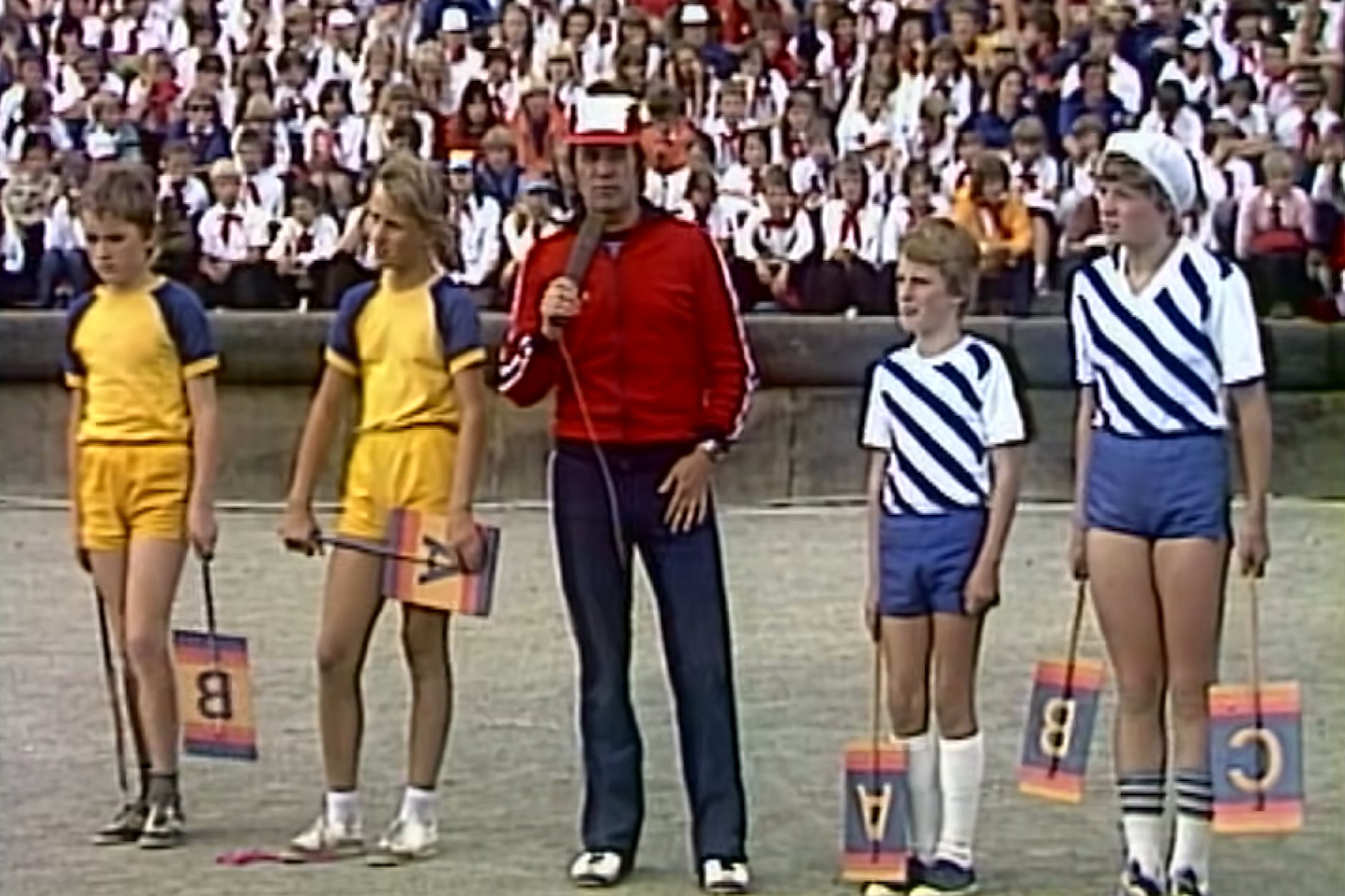 Gerhard „Adi“ Adolph mit jeweils zwei Kindern der konkurrierenden Mannschaften bei der Wissensrunde „Schnell und hell“.