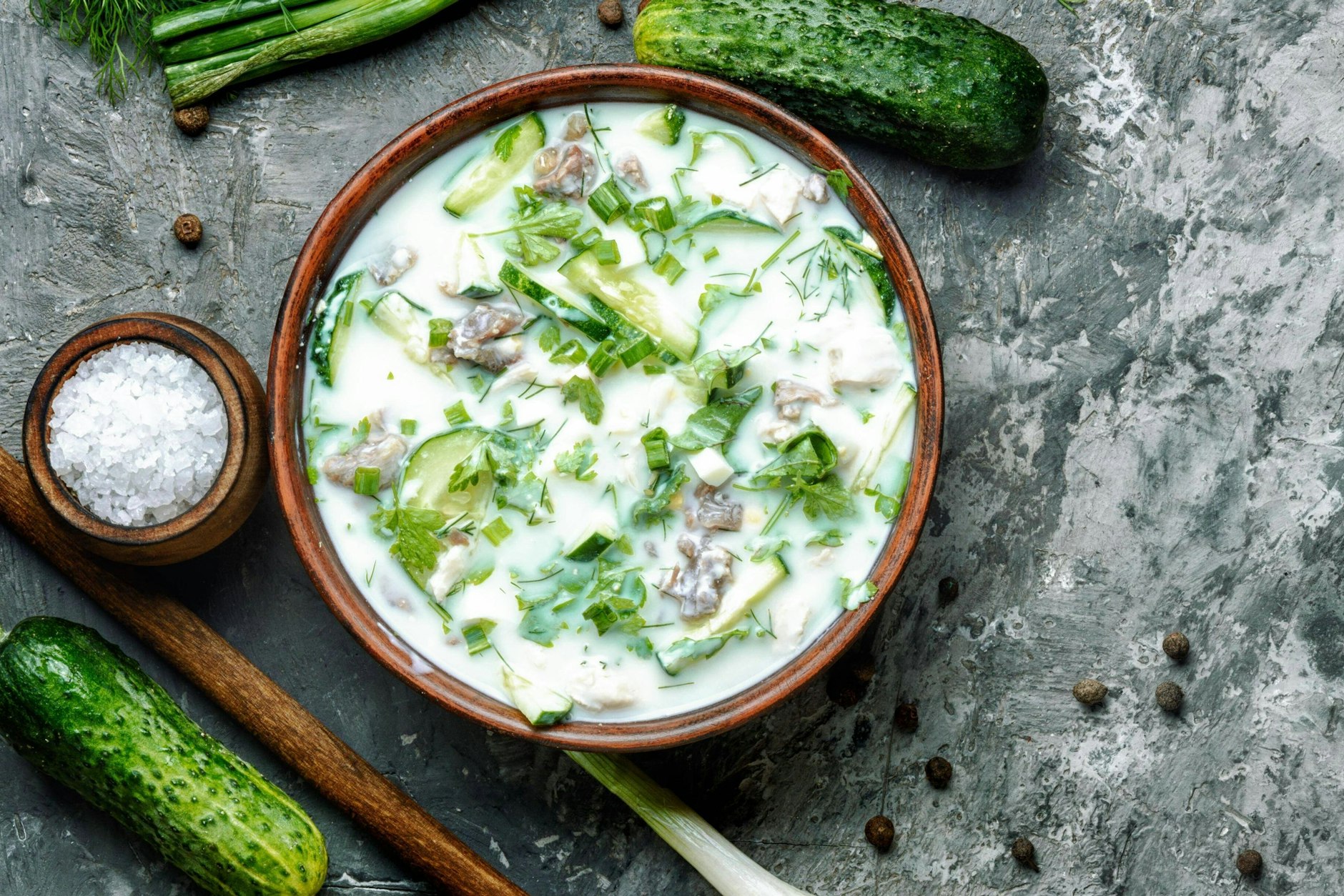 Mit unserem leckeren Rezept steht die Okroschka schon in unter fünf Minuten auf dem Tisch.