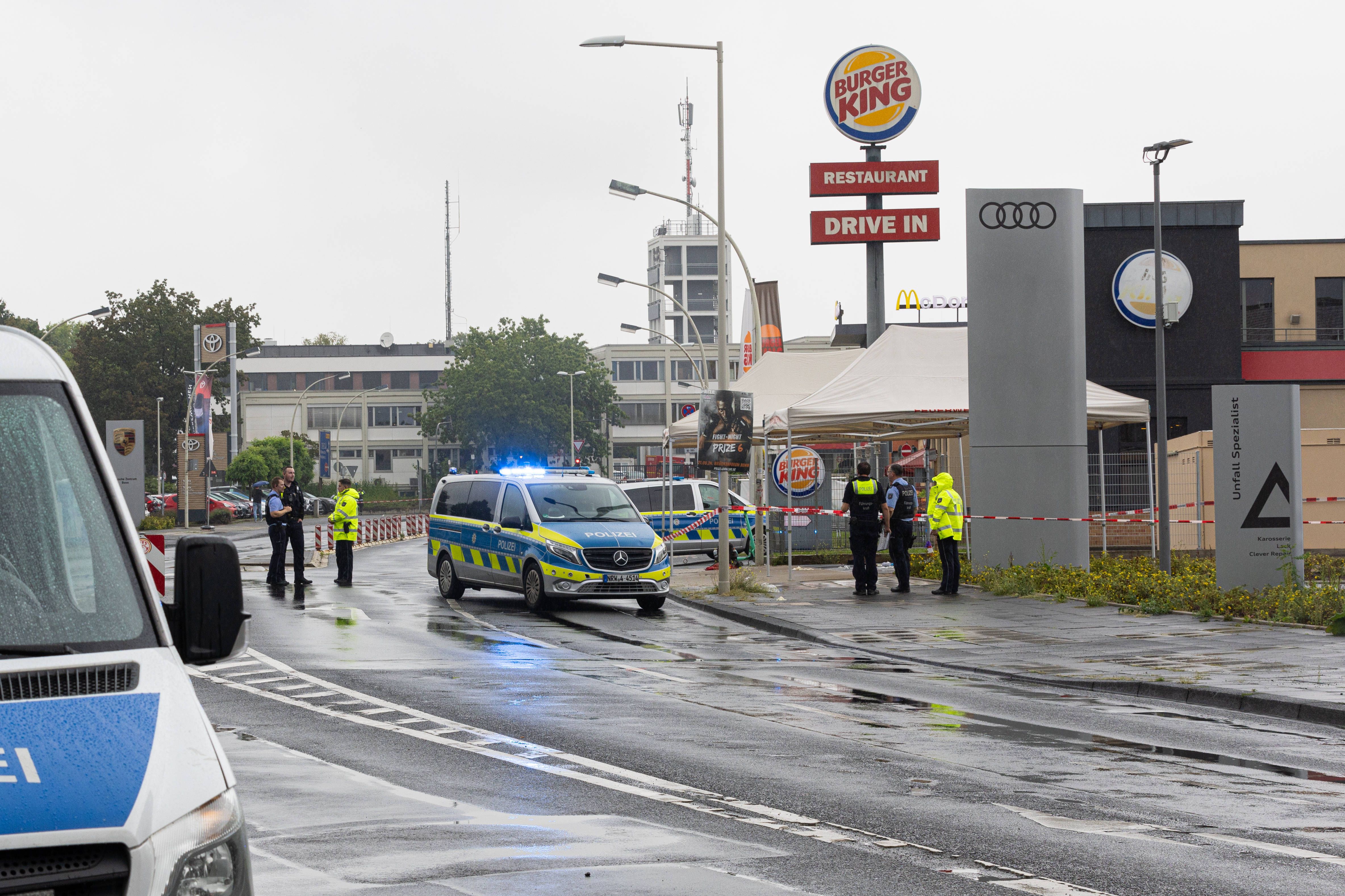 Gewalt-Horror vor Burger King! Polizei schießt auf Messer-Mann – tot