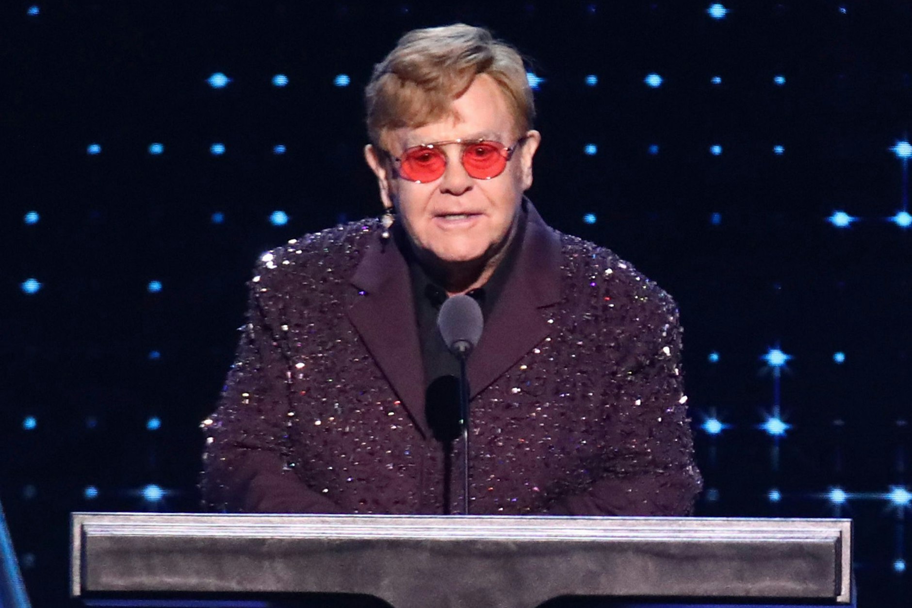 Sänger Elton John ist nach einer Augeninfektion fast blind.