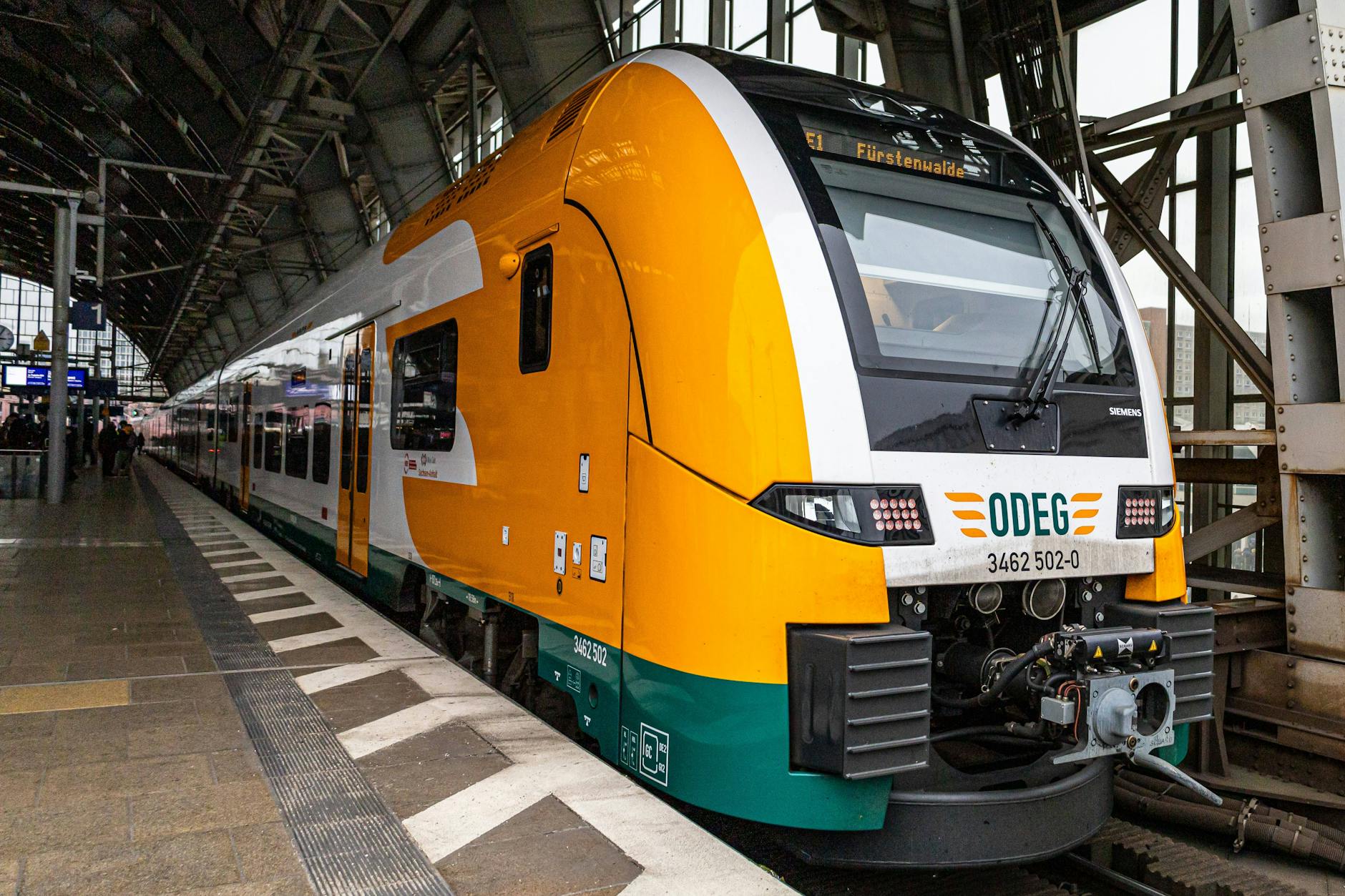 RE1-Strecke gesperrt: Pendler-Horror und längere Fahrtzeiten! SO kommen Sie trotzdem ans Ziel!