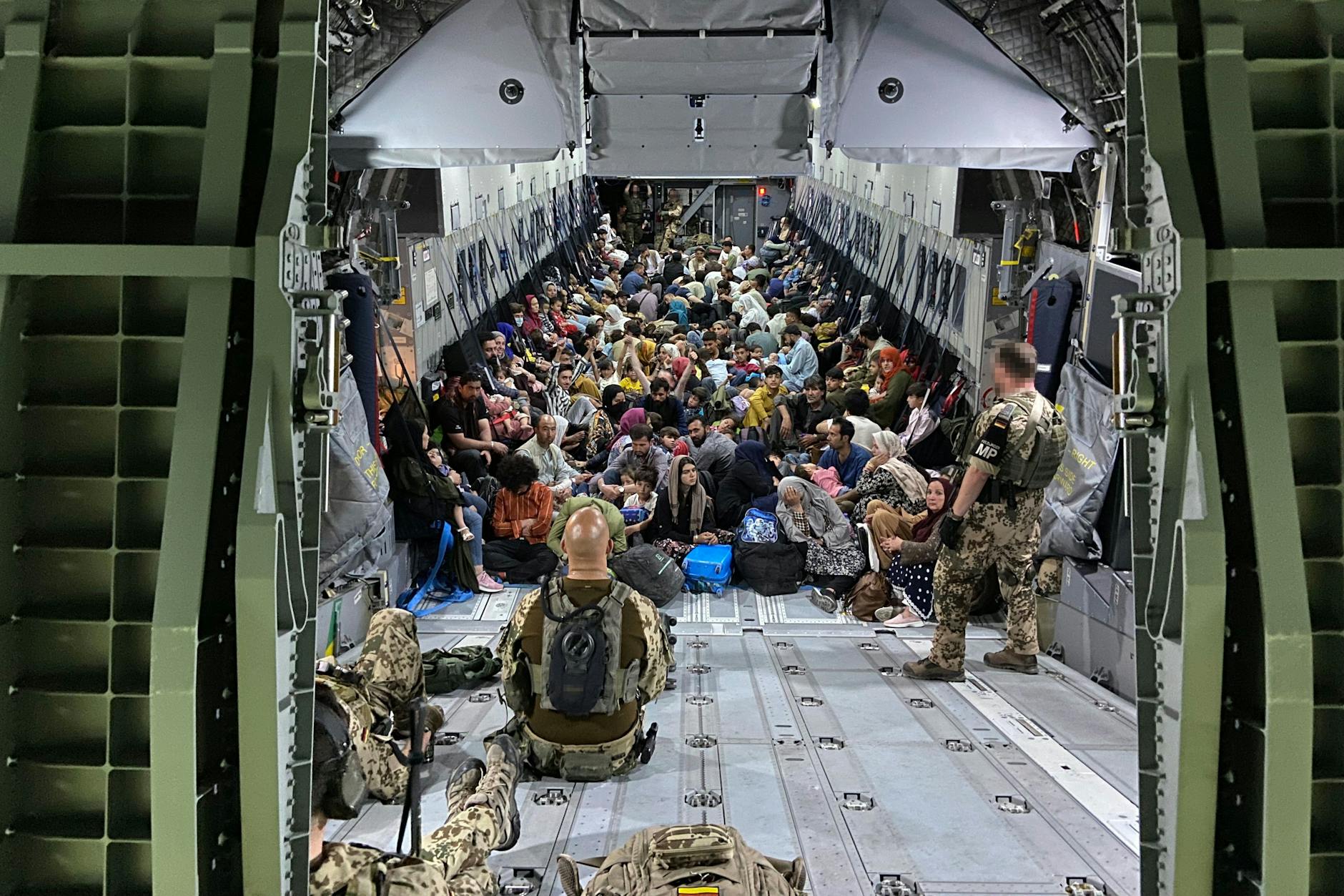 Geflüchtete sitzen in einem Airbus A400M der Bundeswehr. Die Bundeswehr hat weitere deutsche Staatsbürger und afghanische Ortskräfte aus Kabul evakuiert. 