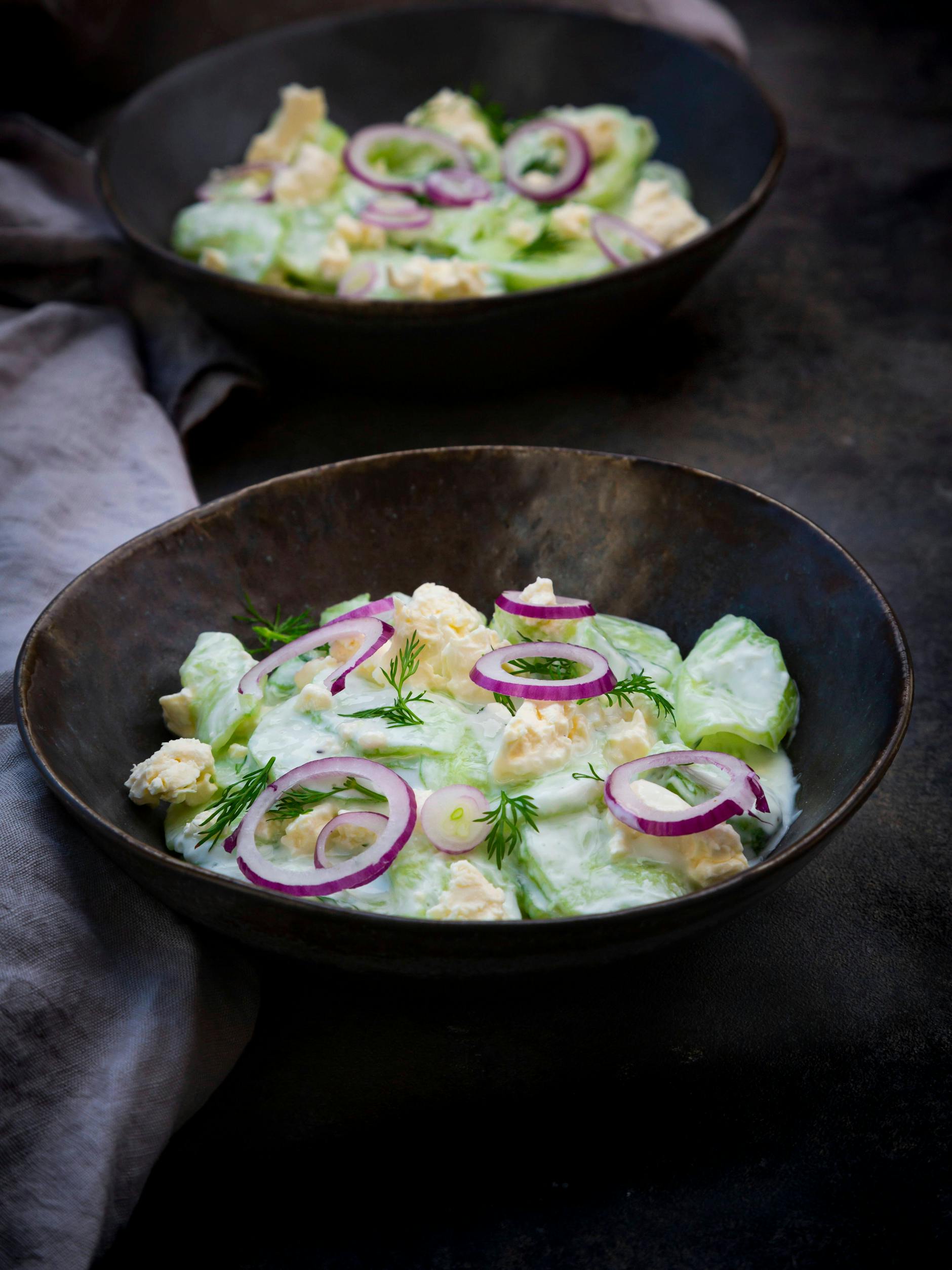 Richtig lecker: Dieses Rezept für Gurkensalat mit Zwiebeln und Käse ist die perfekte Erfrischung für den Sommer.
