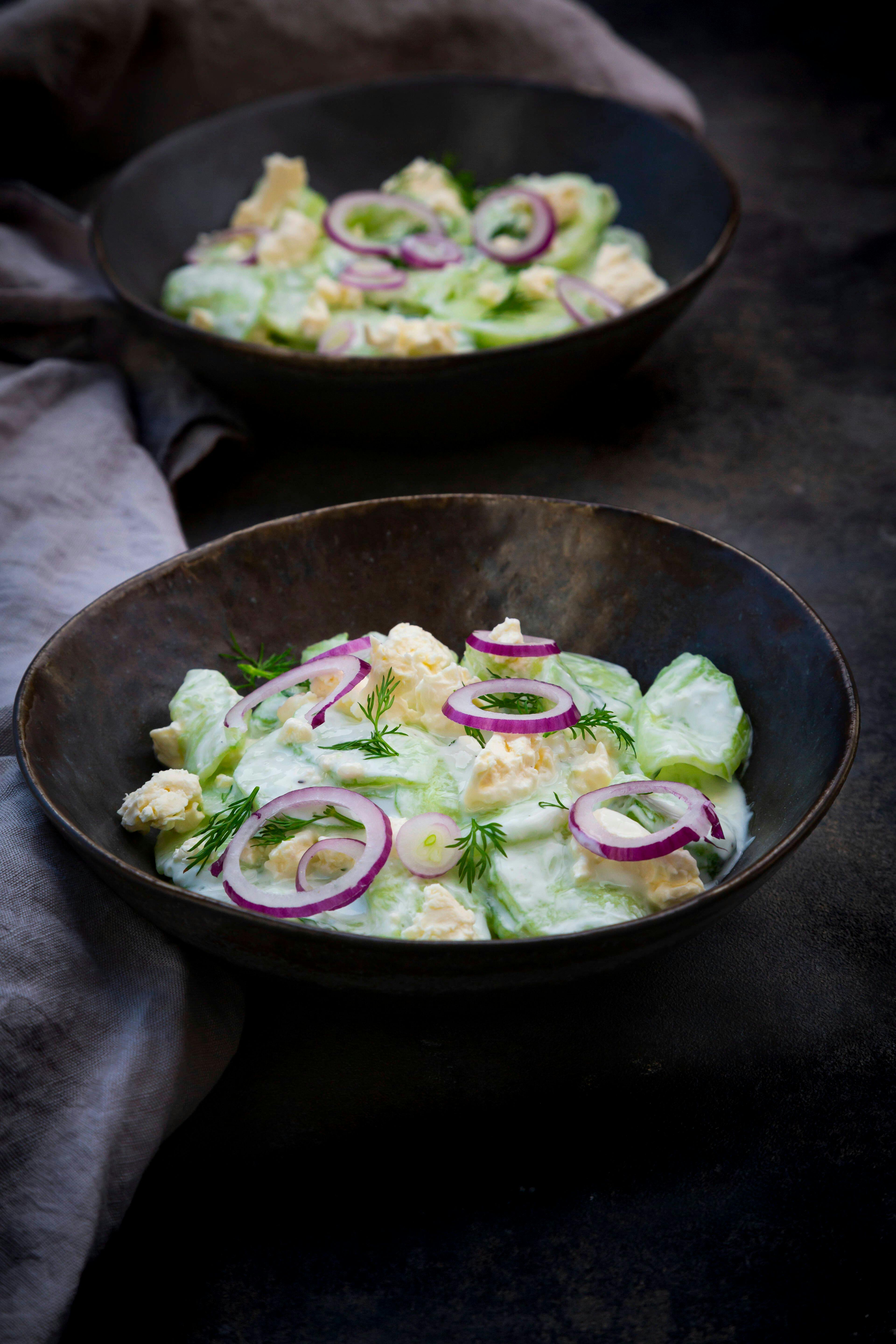 Omas Gurkensalat mit roten Zwiebeln und Feta: Das Rezept des Tages!