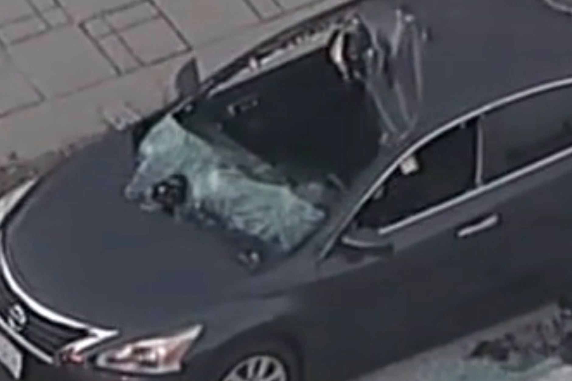 Das Standbild des Senders KTLA zeigt die zerstörte Windschutzscheibe durch die der Selbstmörder krachte.