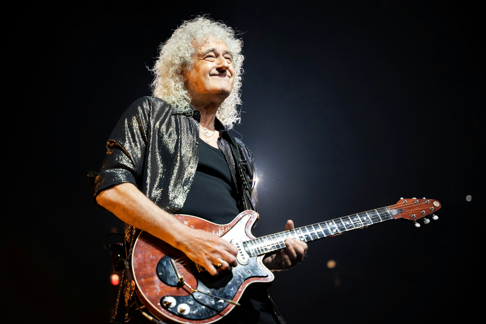 Brian May von Queen tritt während der „Rhapsody“-Tour in Chicago auf.