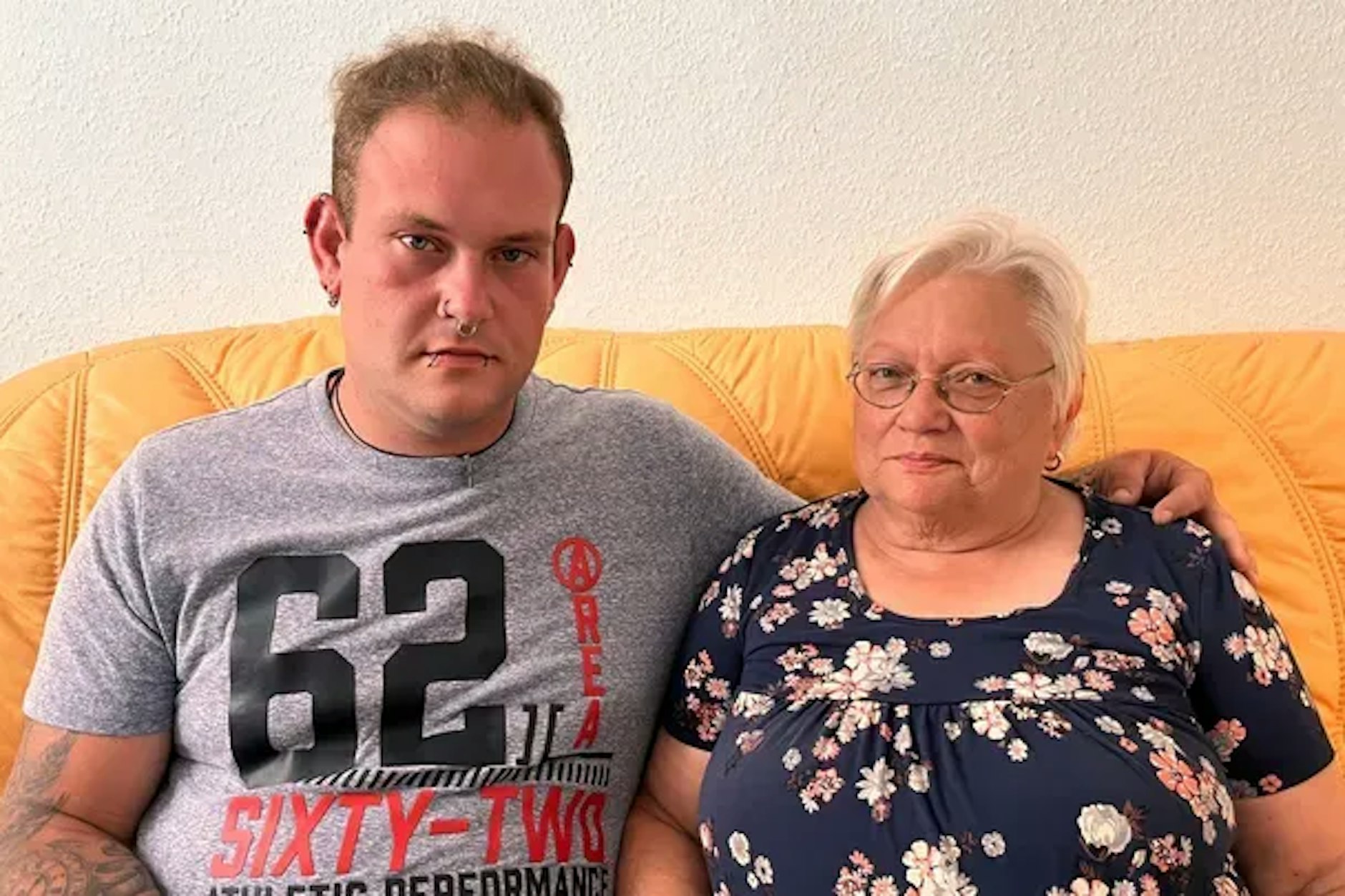 Manni Stofledt (28) und seine Oma Renate (72) stehen vor den Trümmern ihres abgebrannten Zuhauses bei Prenzlau. Beide sind dem Feuer zwar unverletzt entkommen, doch jetzt stehen sie vor dem Nichts. Mit einem Spendenaufruf hoffen sie auf die Hilfe der Gemeinschaft.