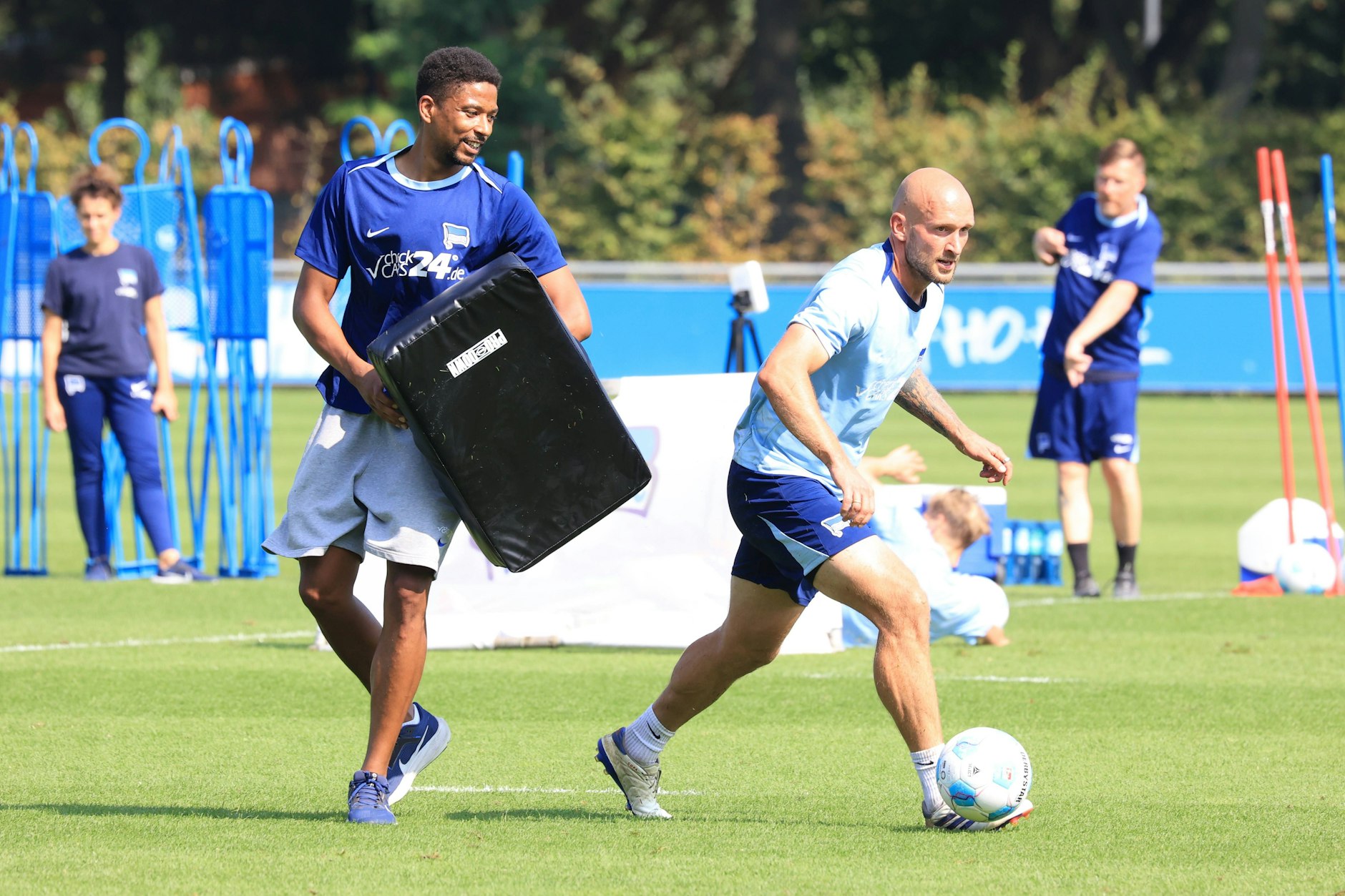 Kapitän Toni Leistner ist momentan der einzige Innenverteidiger beim Hertha-Training.