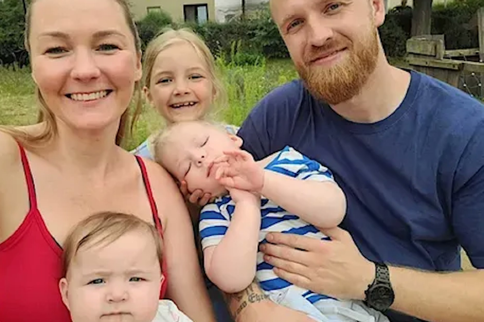 Mandy und Patrick mit ihren Kindern Amy, Arvid und Ava. Ein Moment des Zusammenhalts und der Liebe. Die Familie begleiten Arvid (in der Mitte) liebevoll durch seinen oft schweren Alltag.